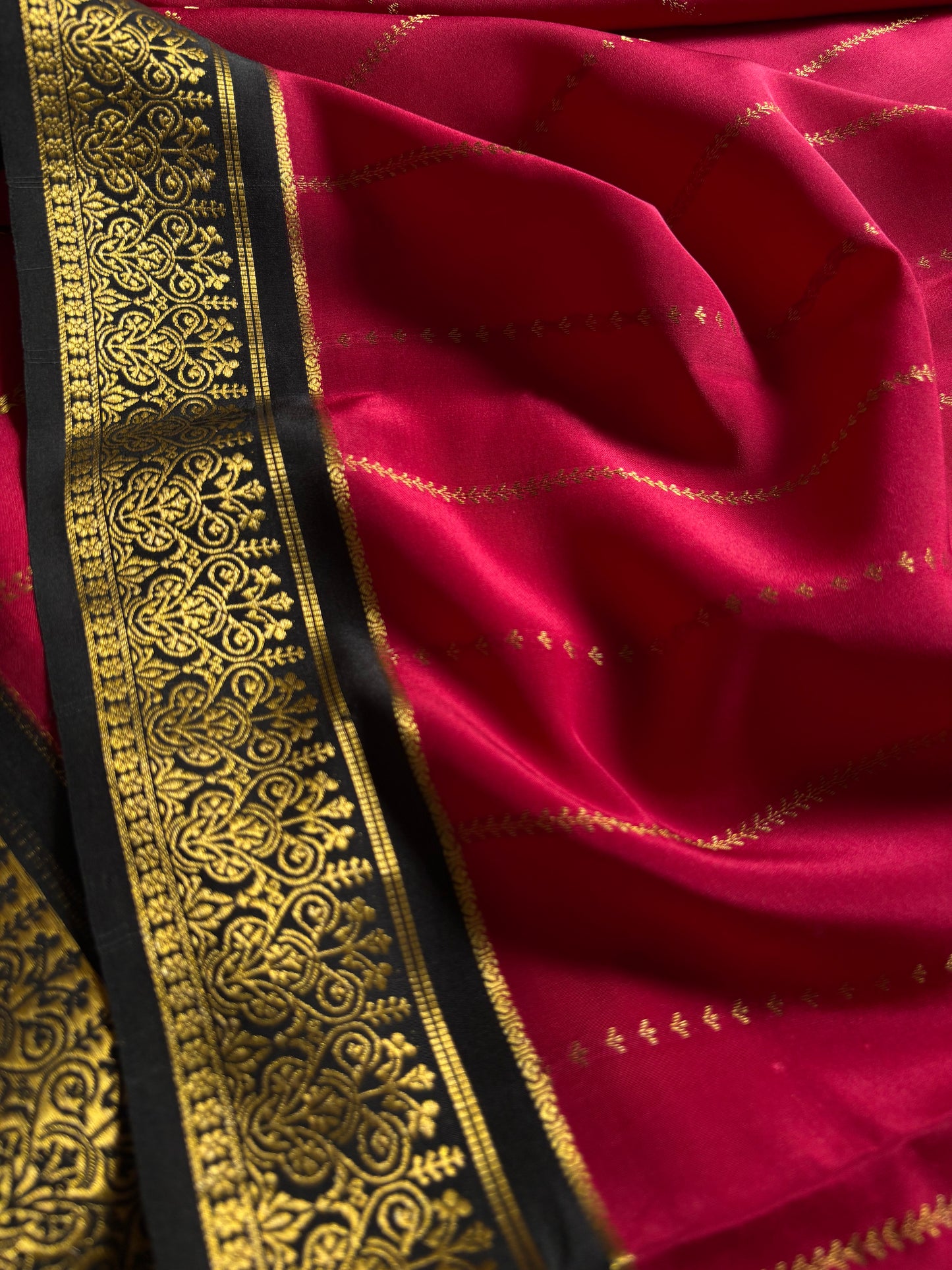Anila (2D) : Dark red-black