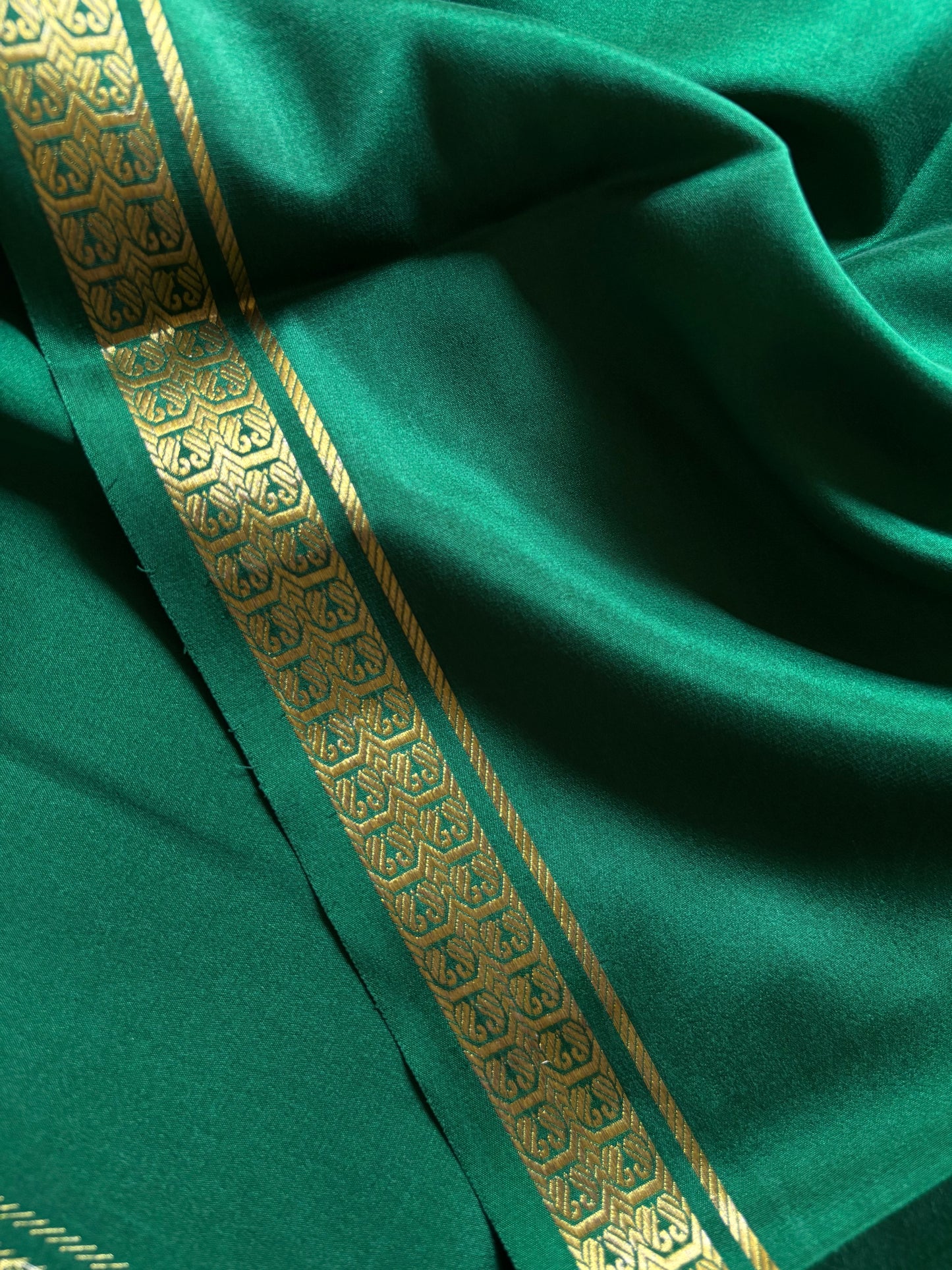 Nanditha : Solid Bottle green