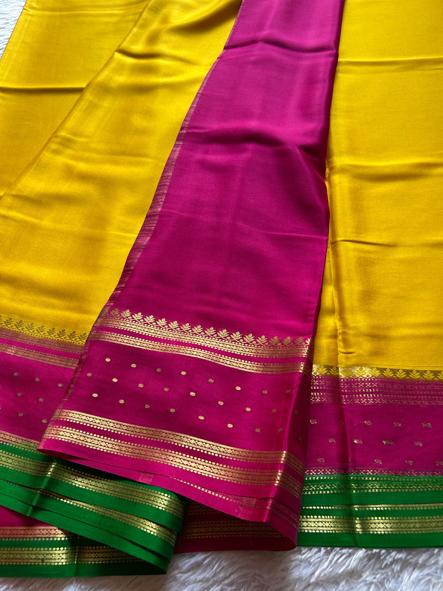 Drishti (3D) : Golden yellow-pink-green