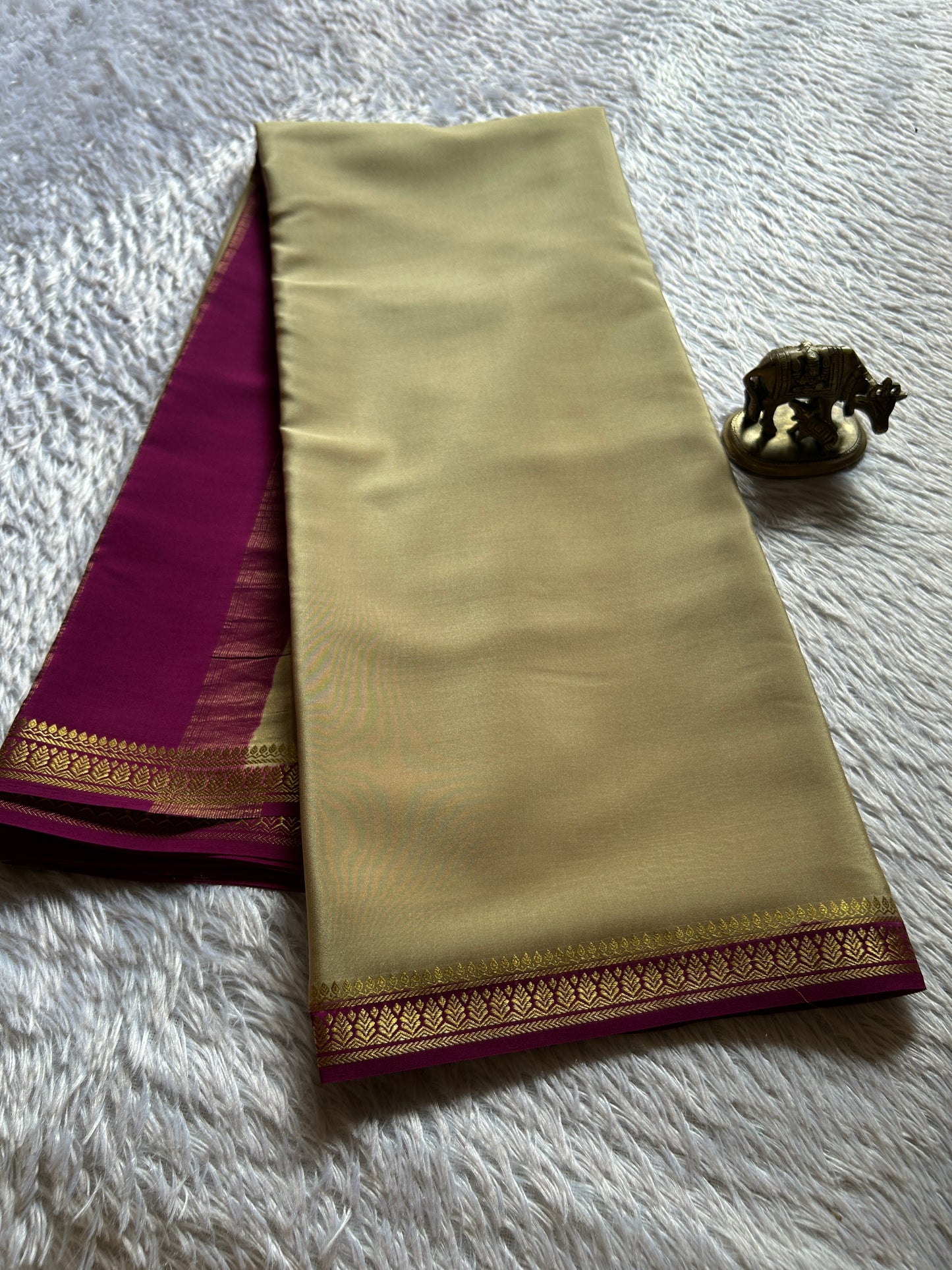 Jyothi (2D) : Light beige-dark magenta