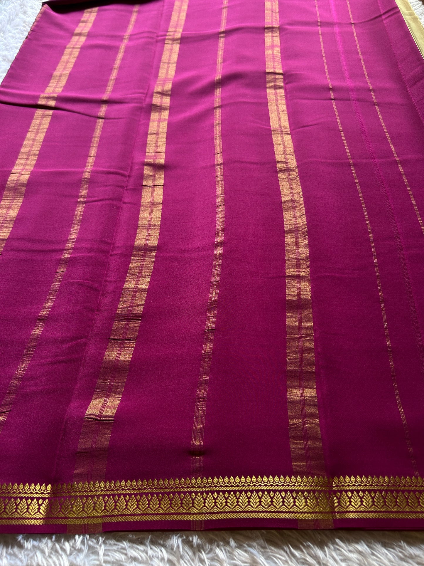 Jyothi (2D) : Light beige-dark magenta