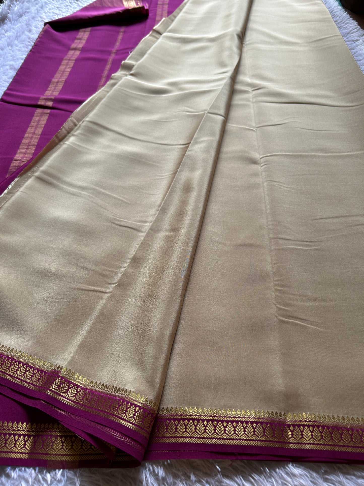 Jyothi (2D) : Light beige-dark magenta