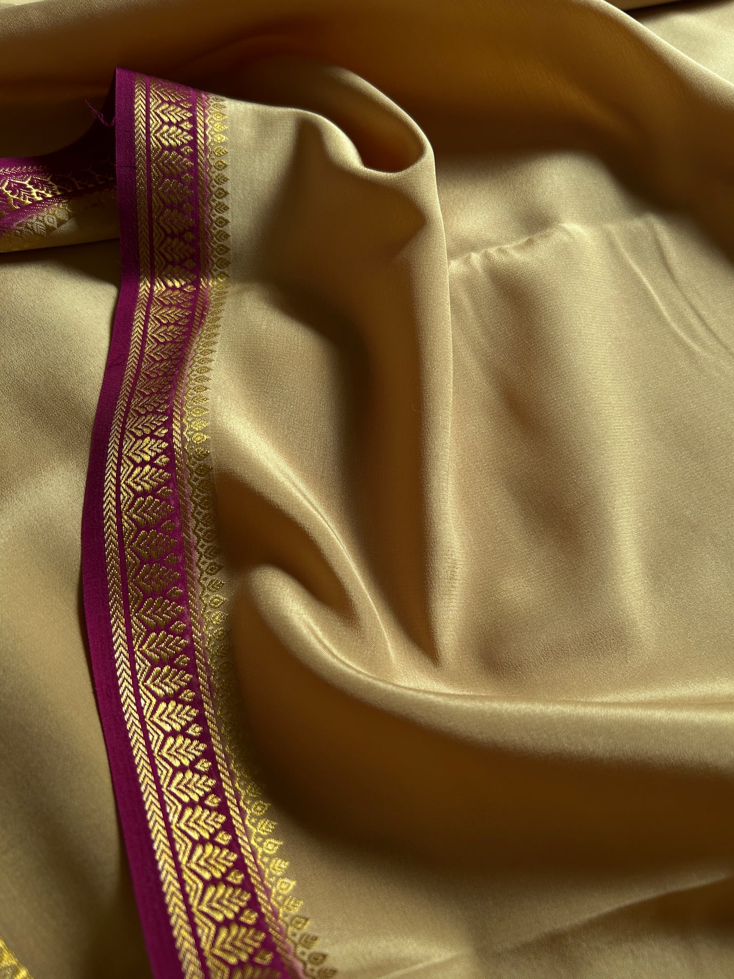 Jyothi (2D) : Light beige-dark magenta