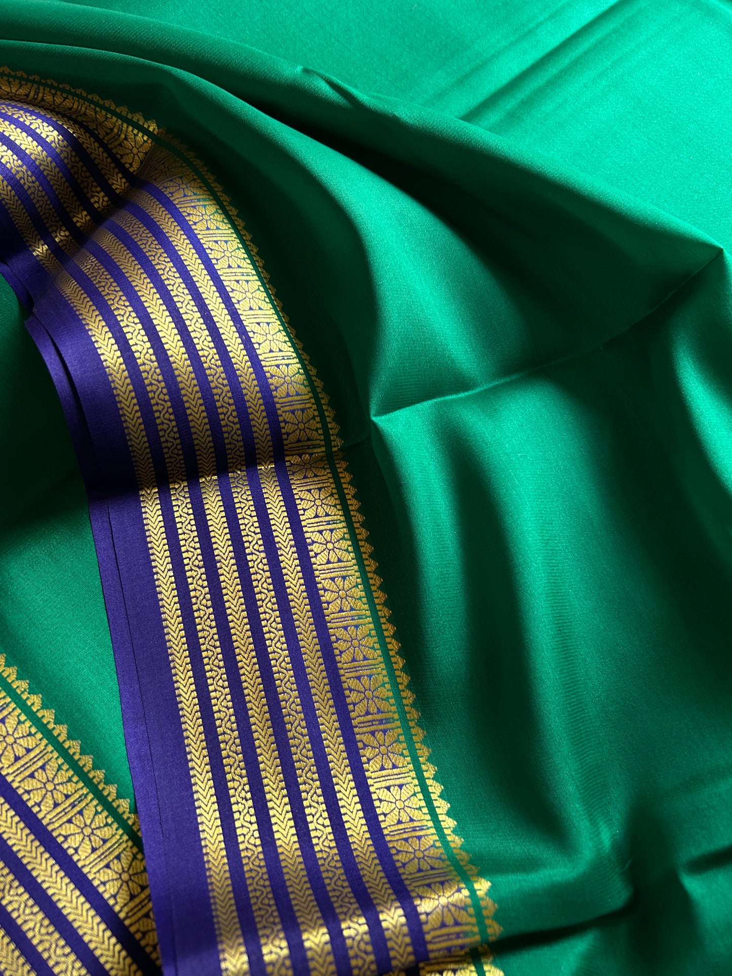 Nayana (2D) : Leaf green-dark blue