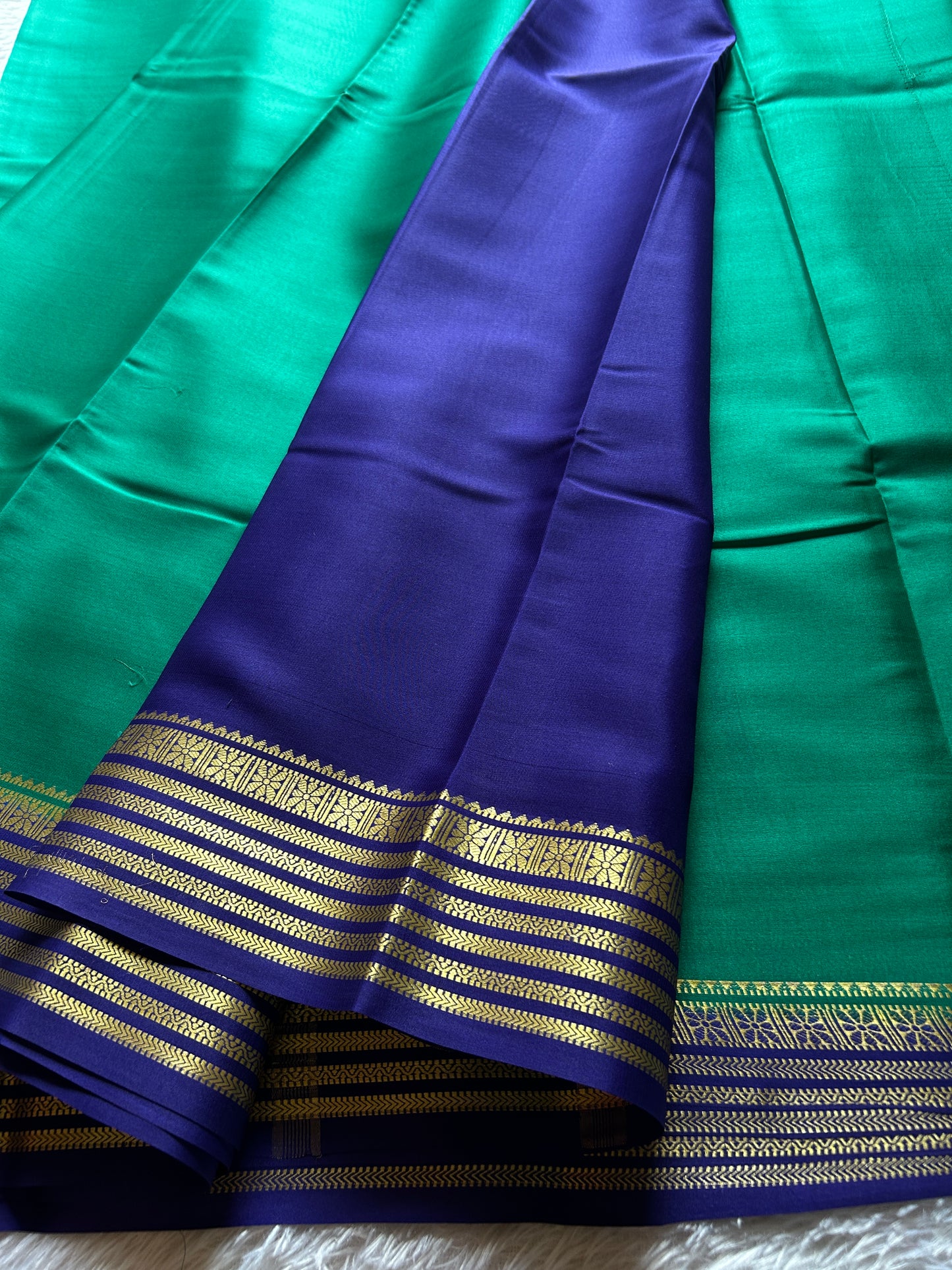 Nayana (2D) : Leaf green-dark blue