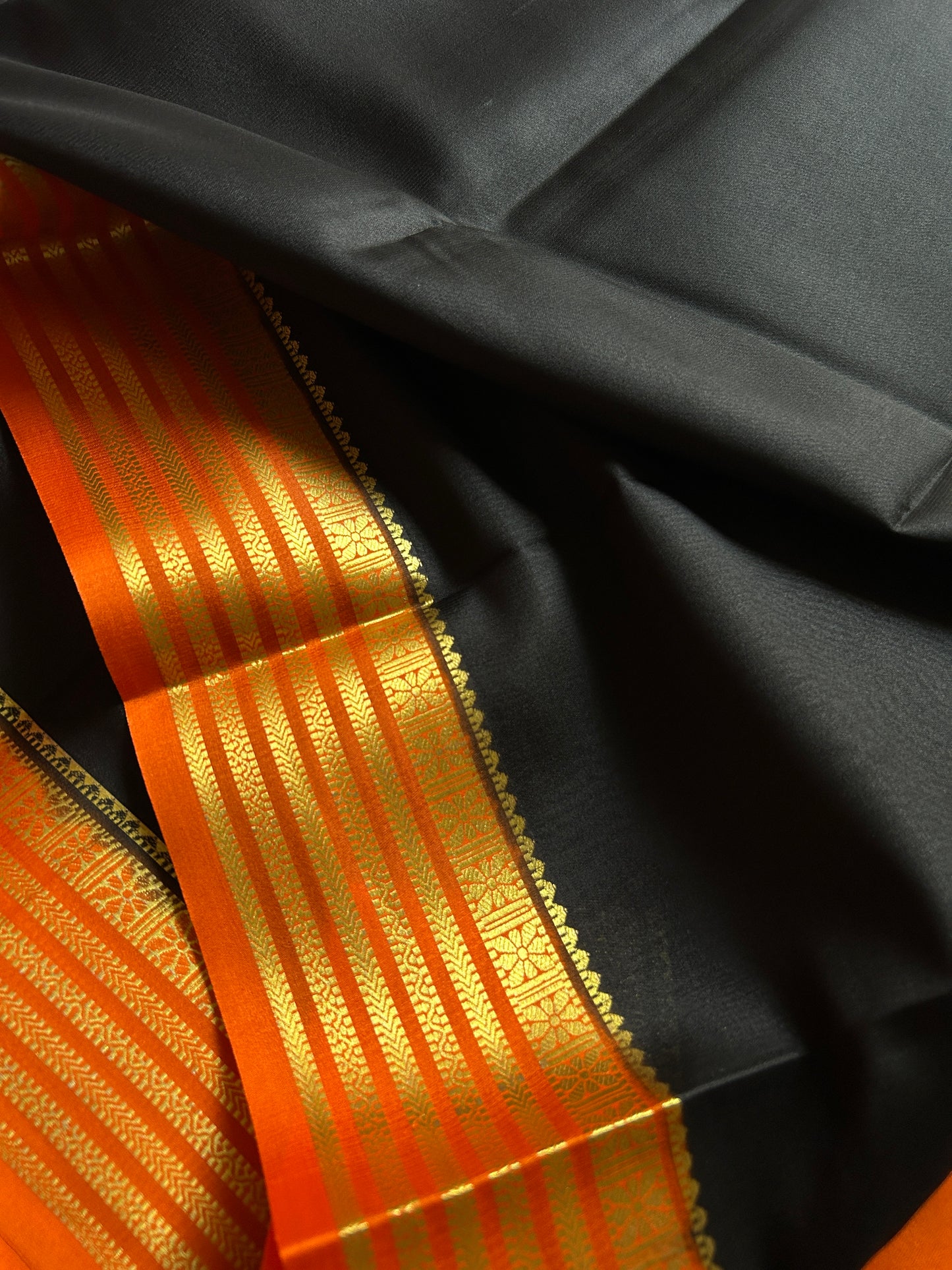 Nayana (2D) : Black-orange