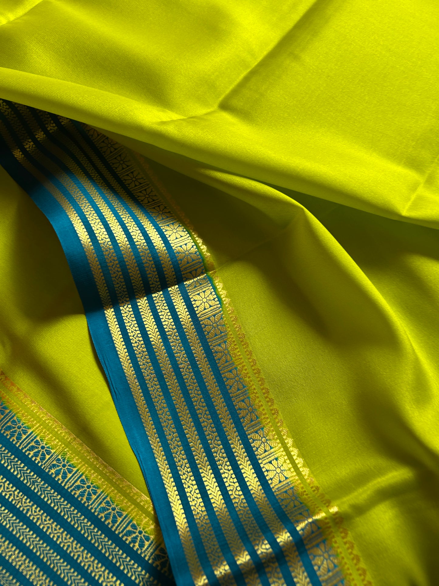 Nayana (2D) : Olive green-ananda blue