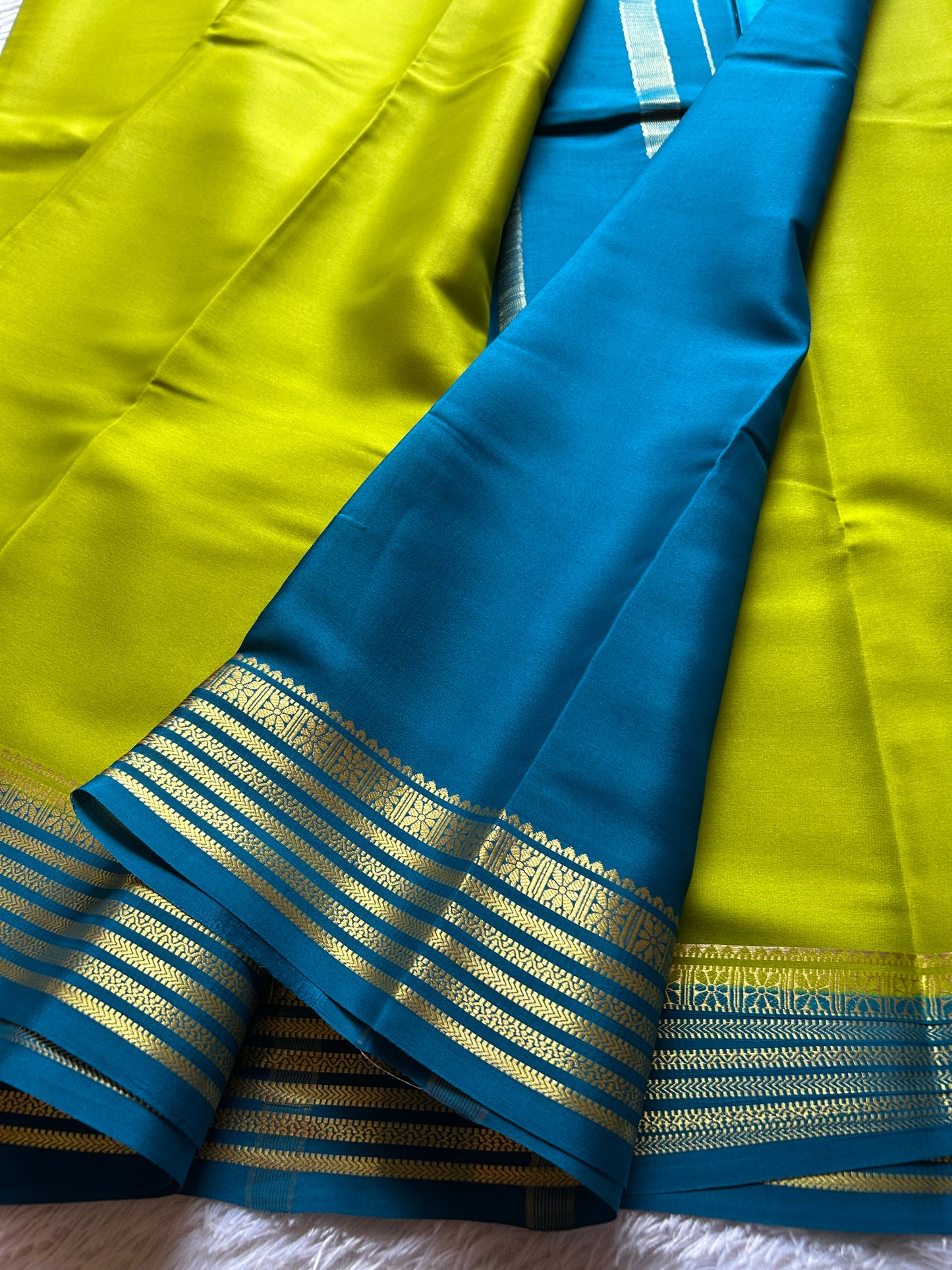 Nayana (2D) : Olive green-ananda blue