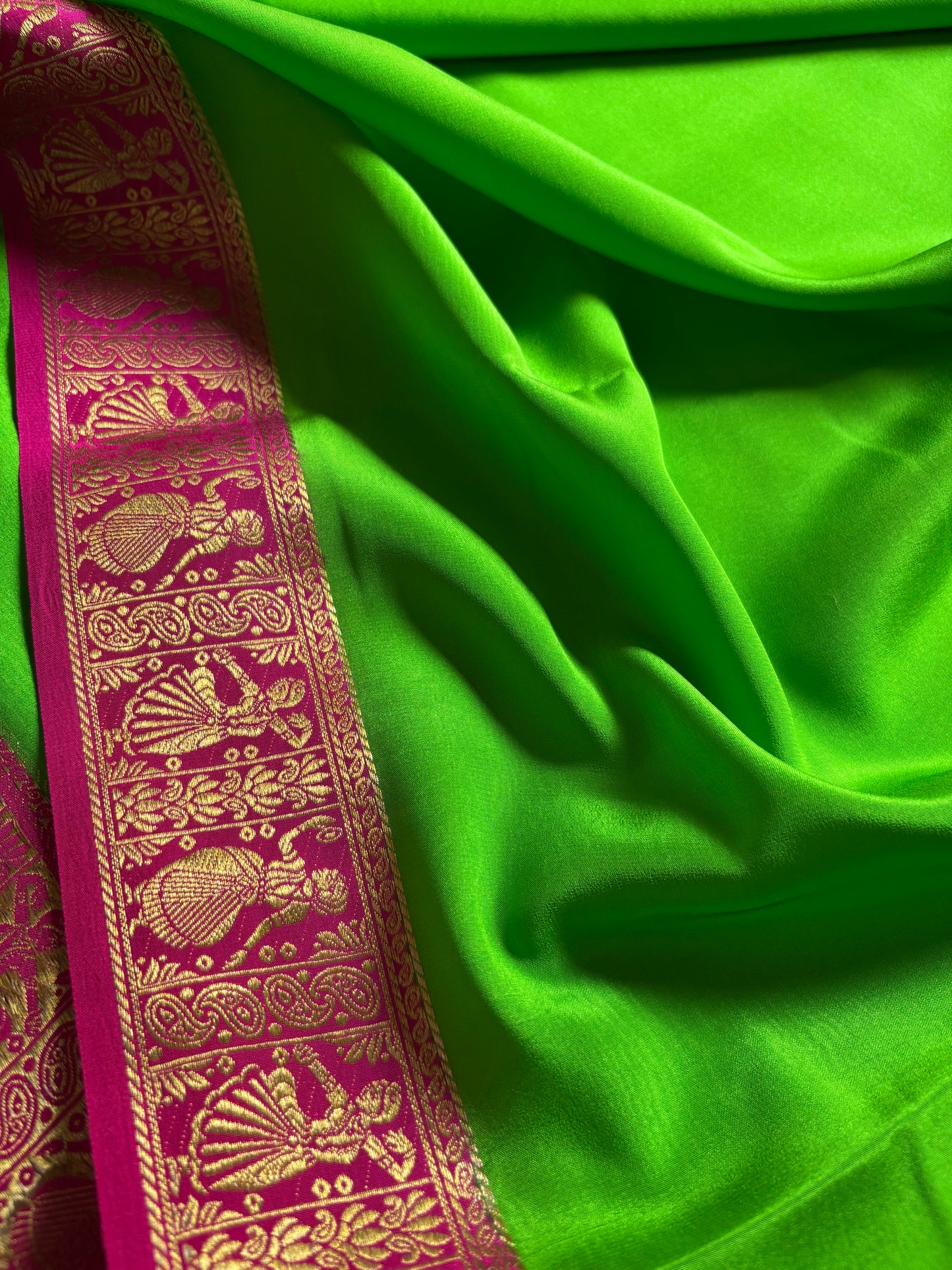 Nartaki (2D) : Parrot green-rani pink