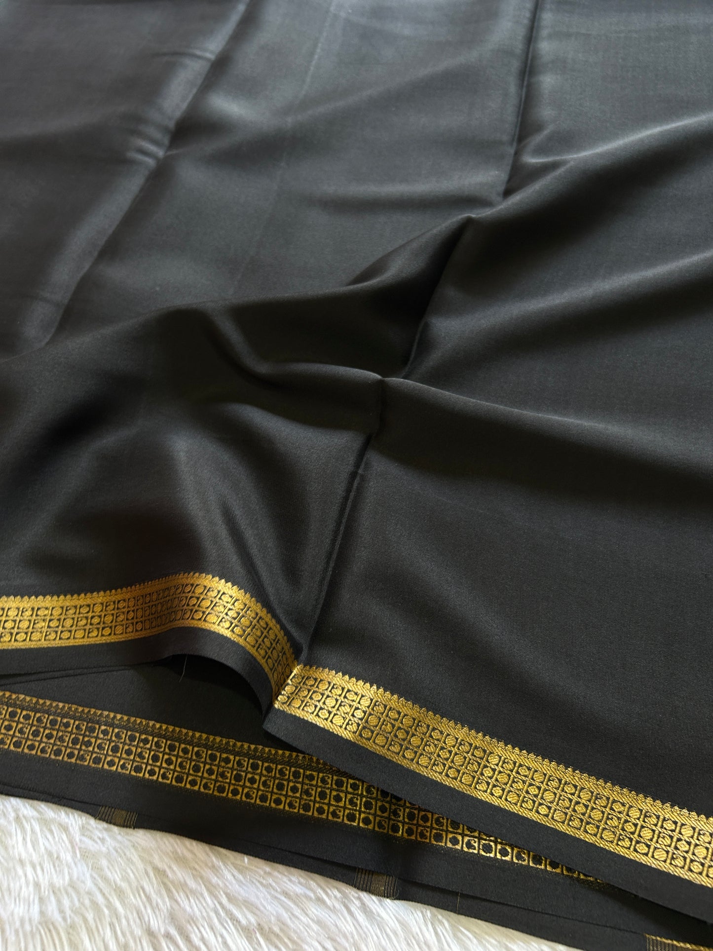 Nalme : Solid Black