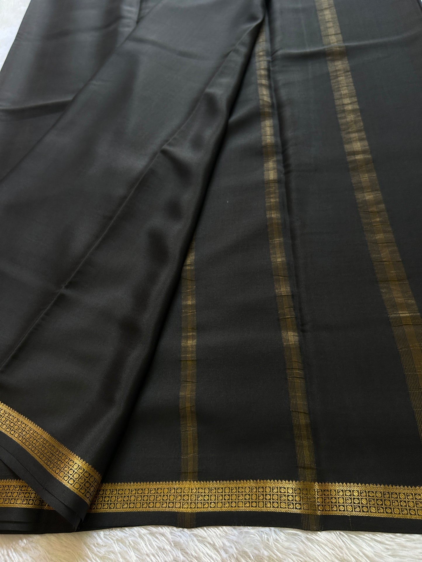 Nalme : Solid Black
