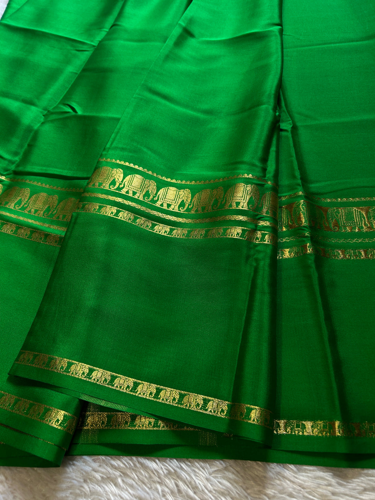 Prashanthi : Solid Leaf green