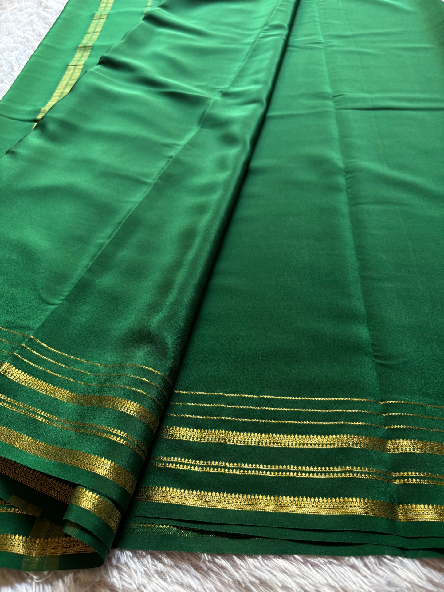 Tanuja : Solid Bottle green