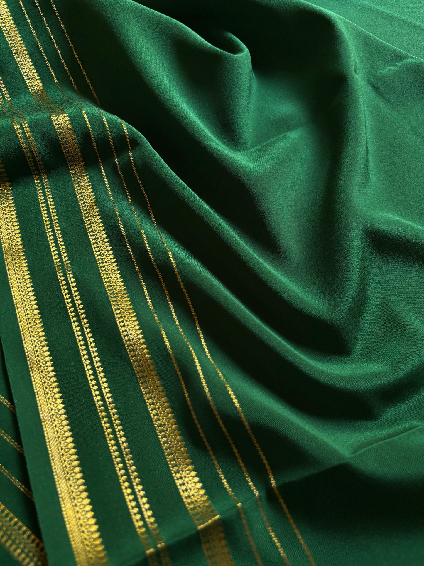 Tanuja : Solid Bottle green