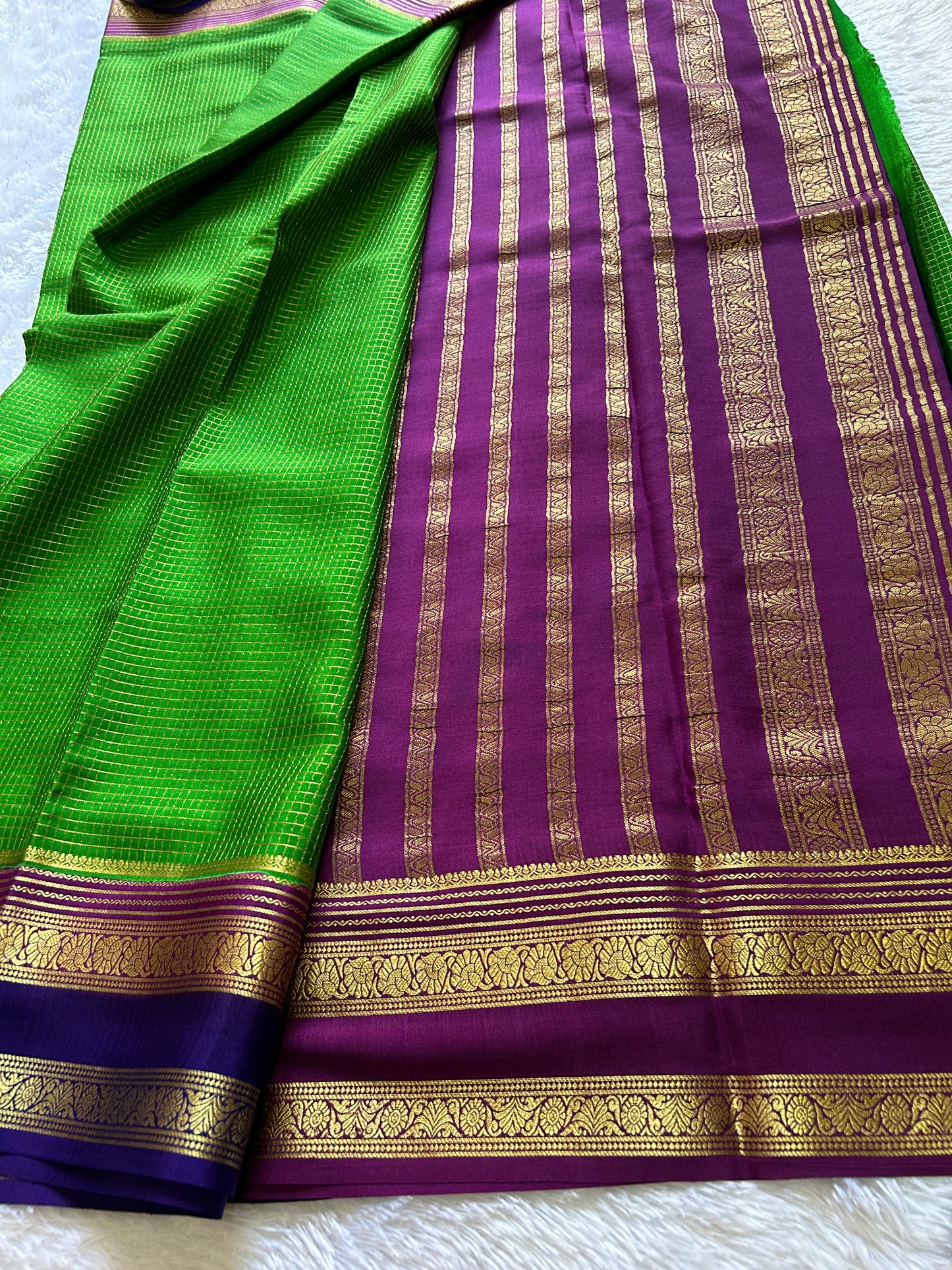 Gayatri (3D) : Parrot green-magenta-navy blue