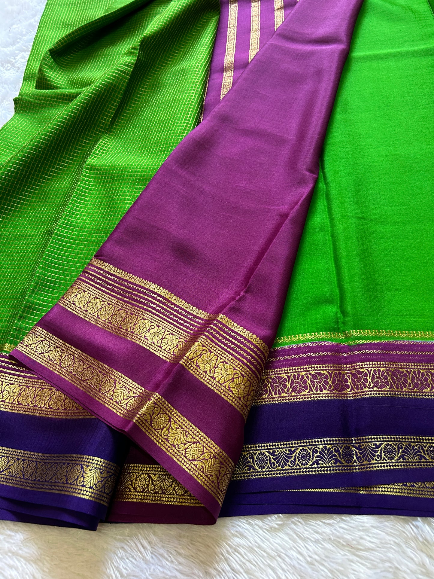 Gayatri (3D) : Parrot green-magenta-navy blue