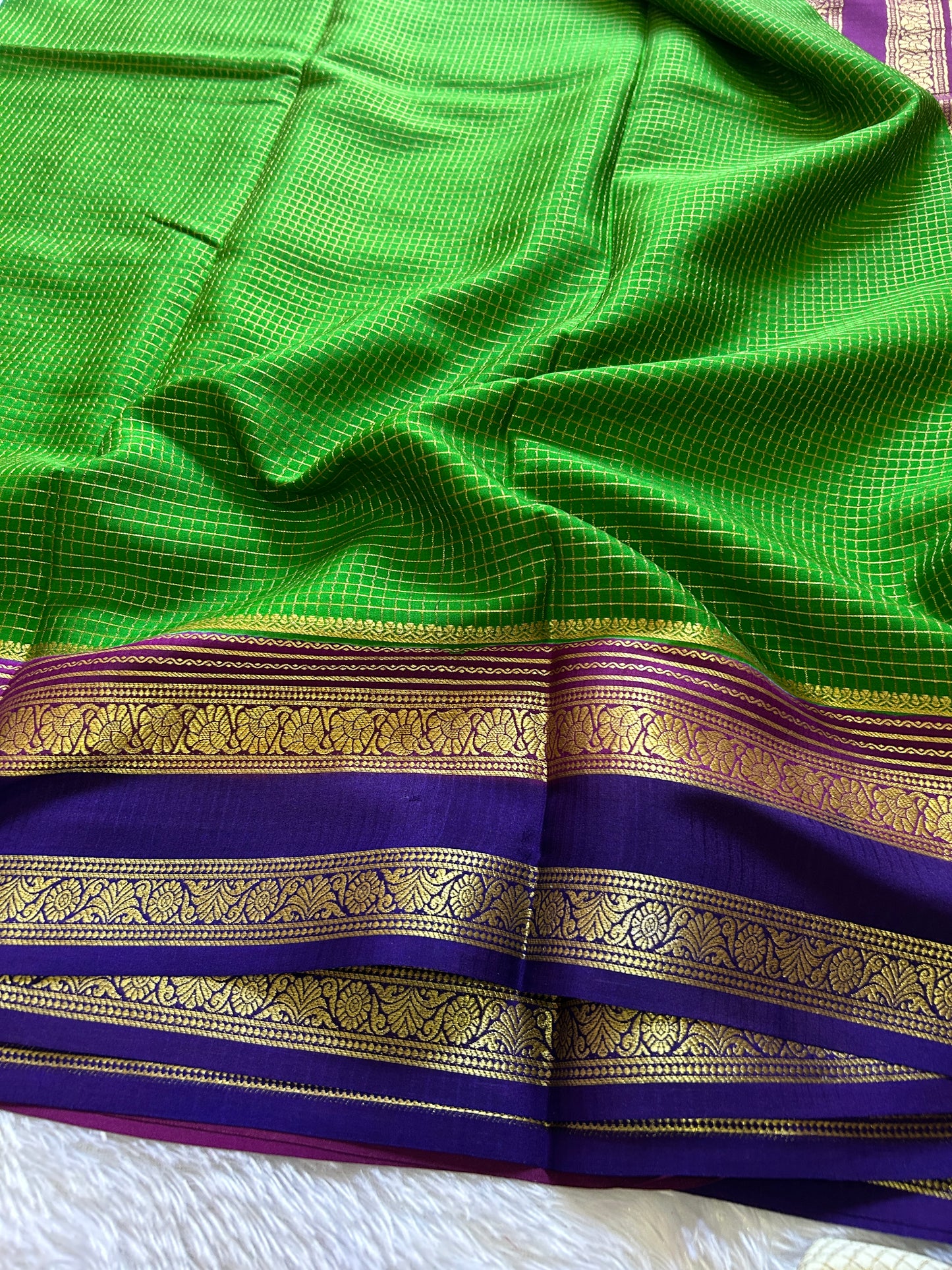 Gayatri (3D) : Parrot green-magenta-navy blue