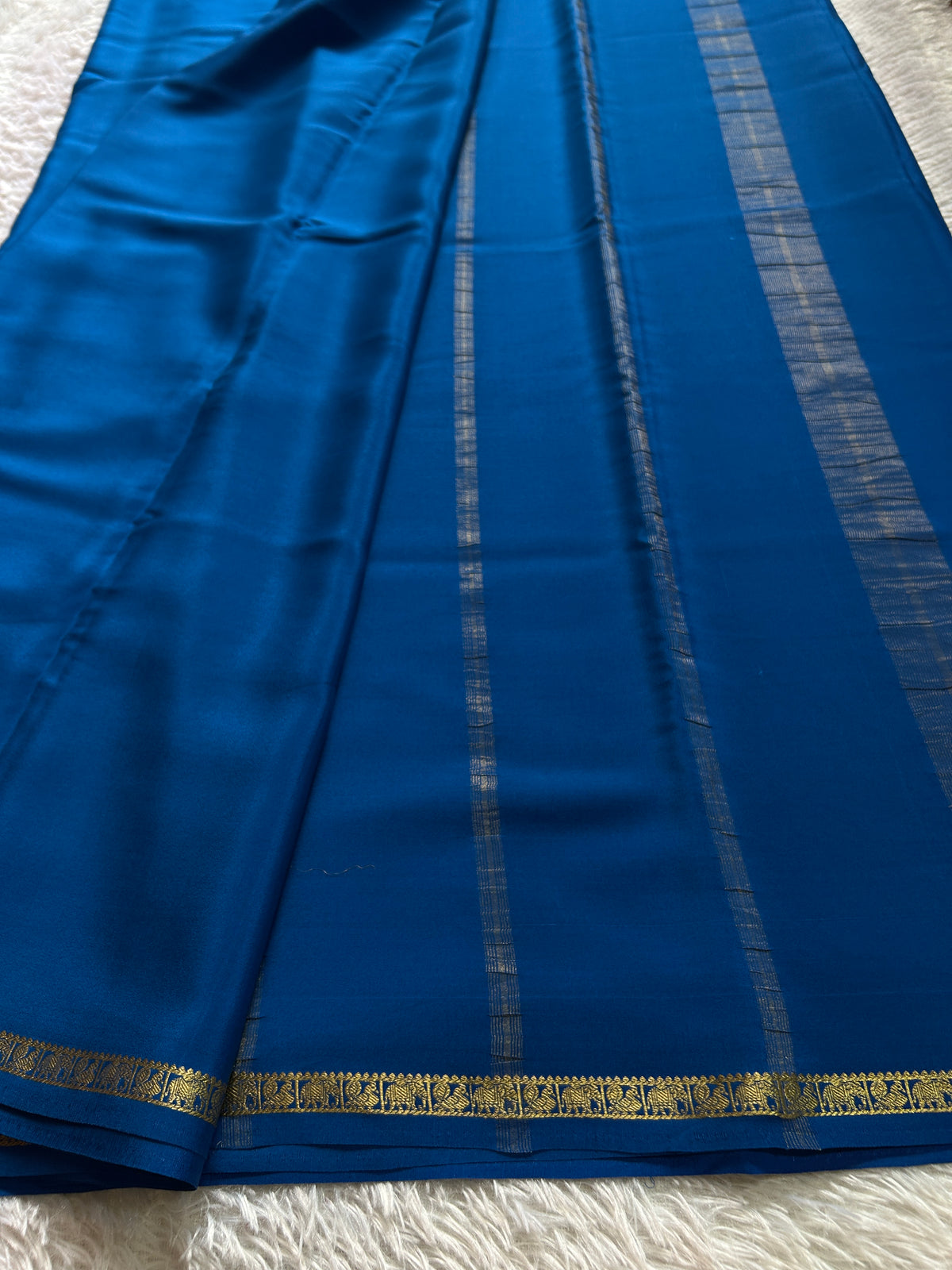 Gaana : Solid Prussian blue