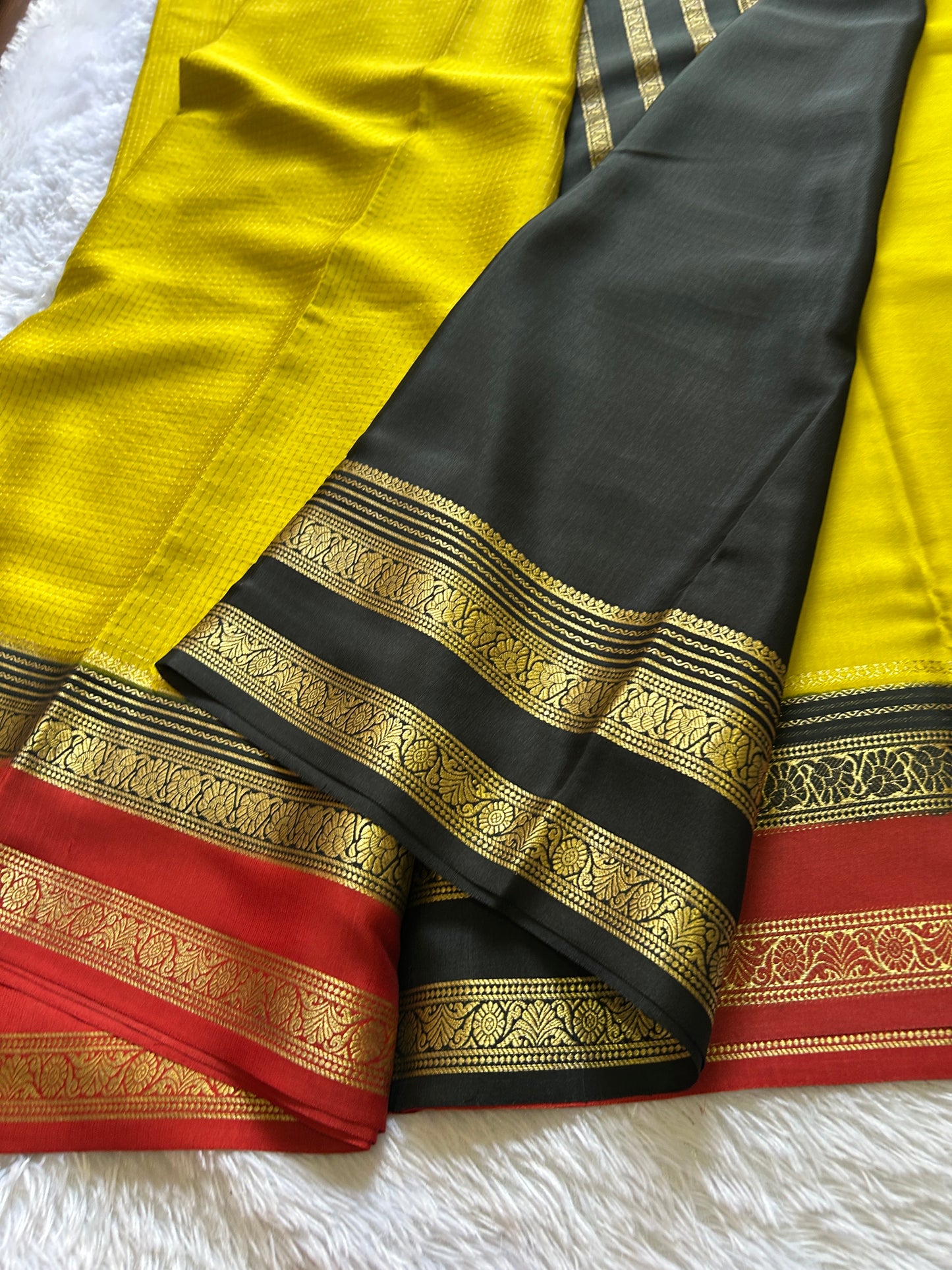 Gayatri (3D) : Olive-black-red