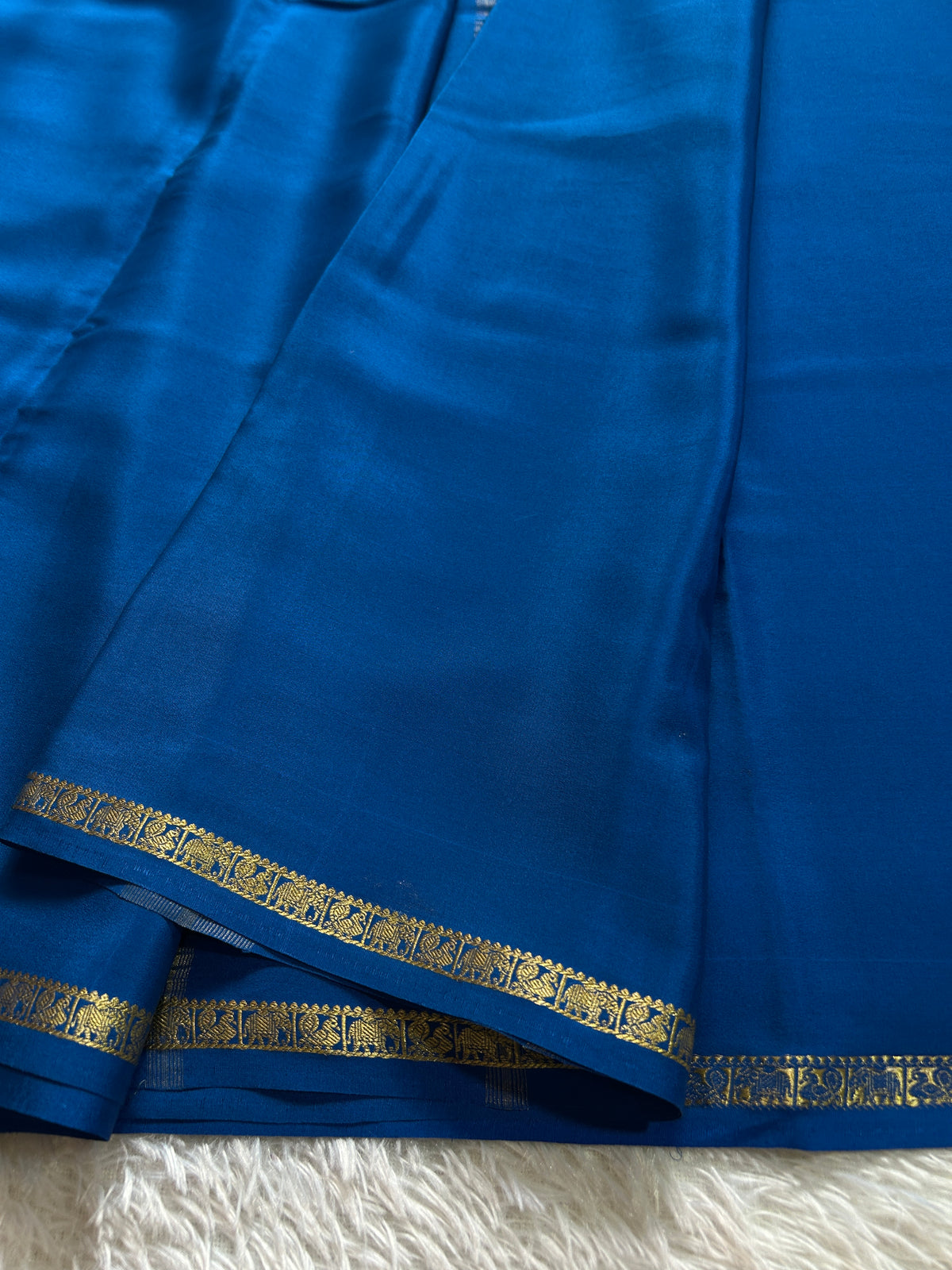 Gaana : Solid Prussian blue
