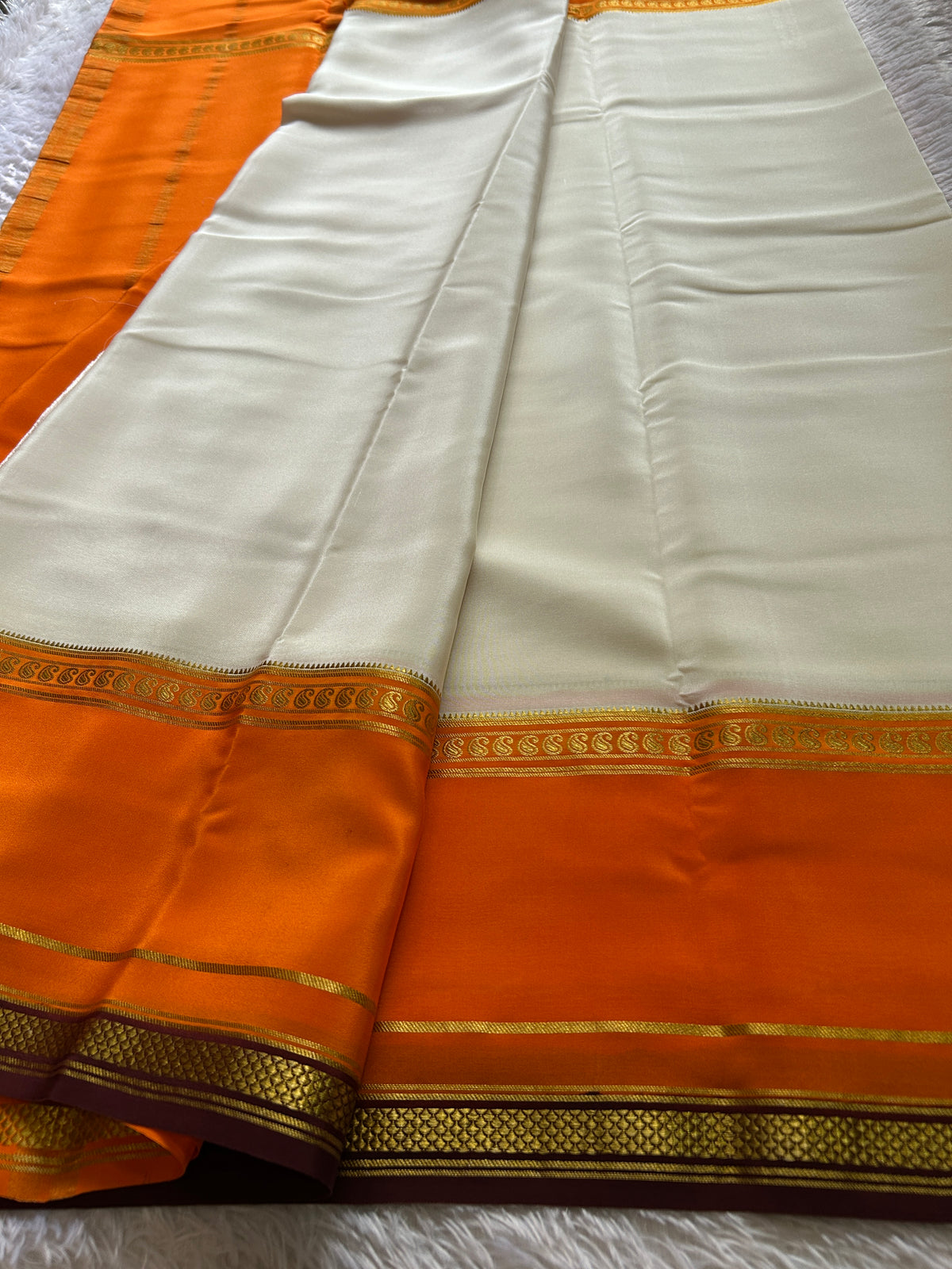 Triguna (3D) : Off white-orange-chocolate brown