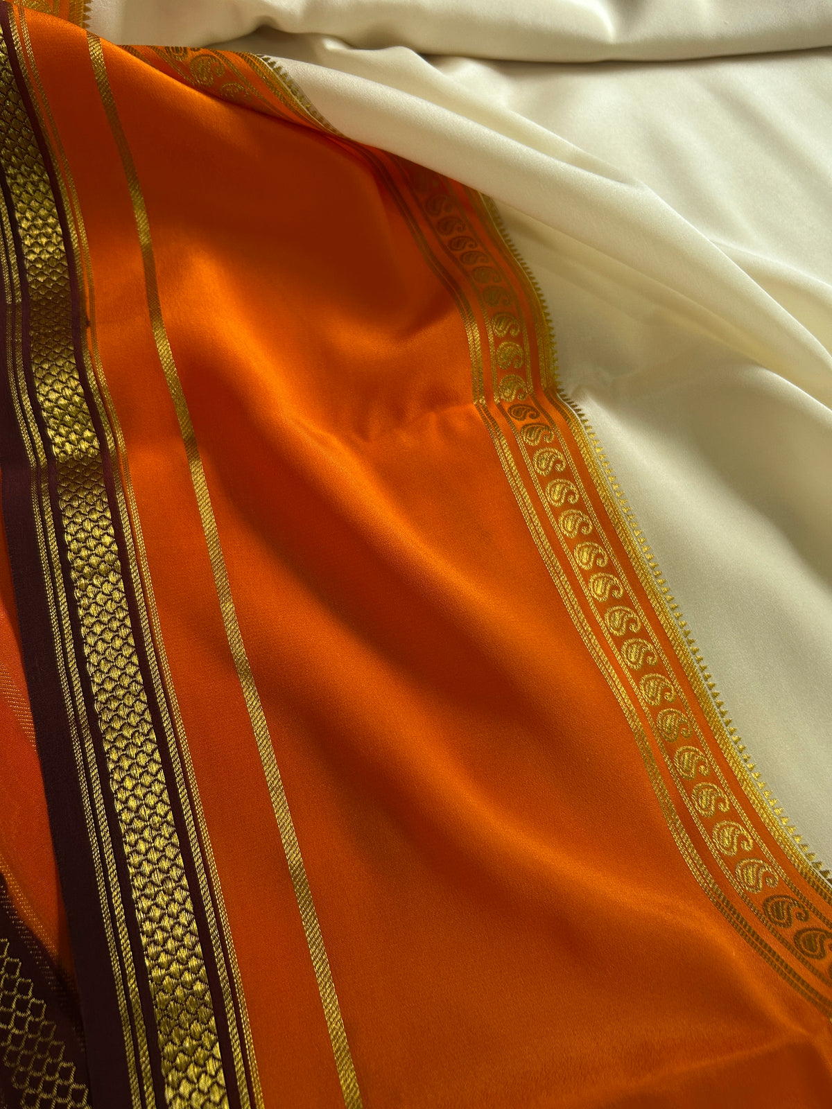 Triguna (3D) : Off white-orange-chocolate brown