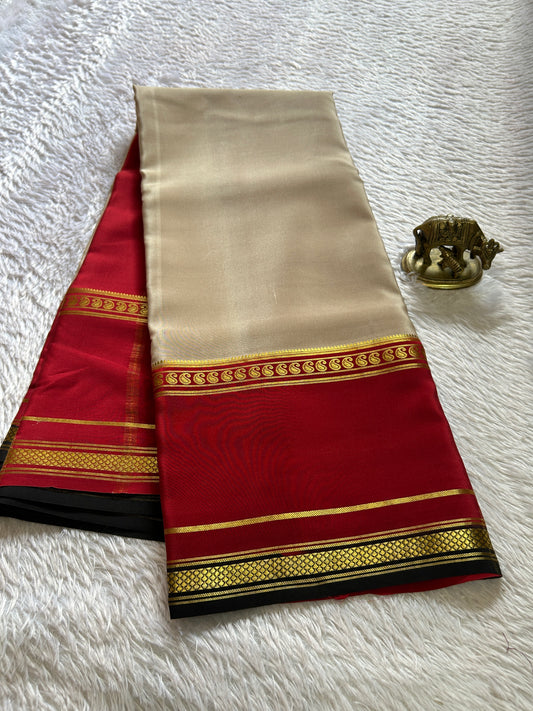 Triguna (3D) : Off white-maroon-black