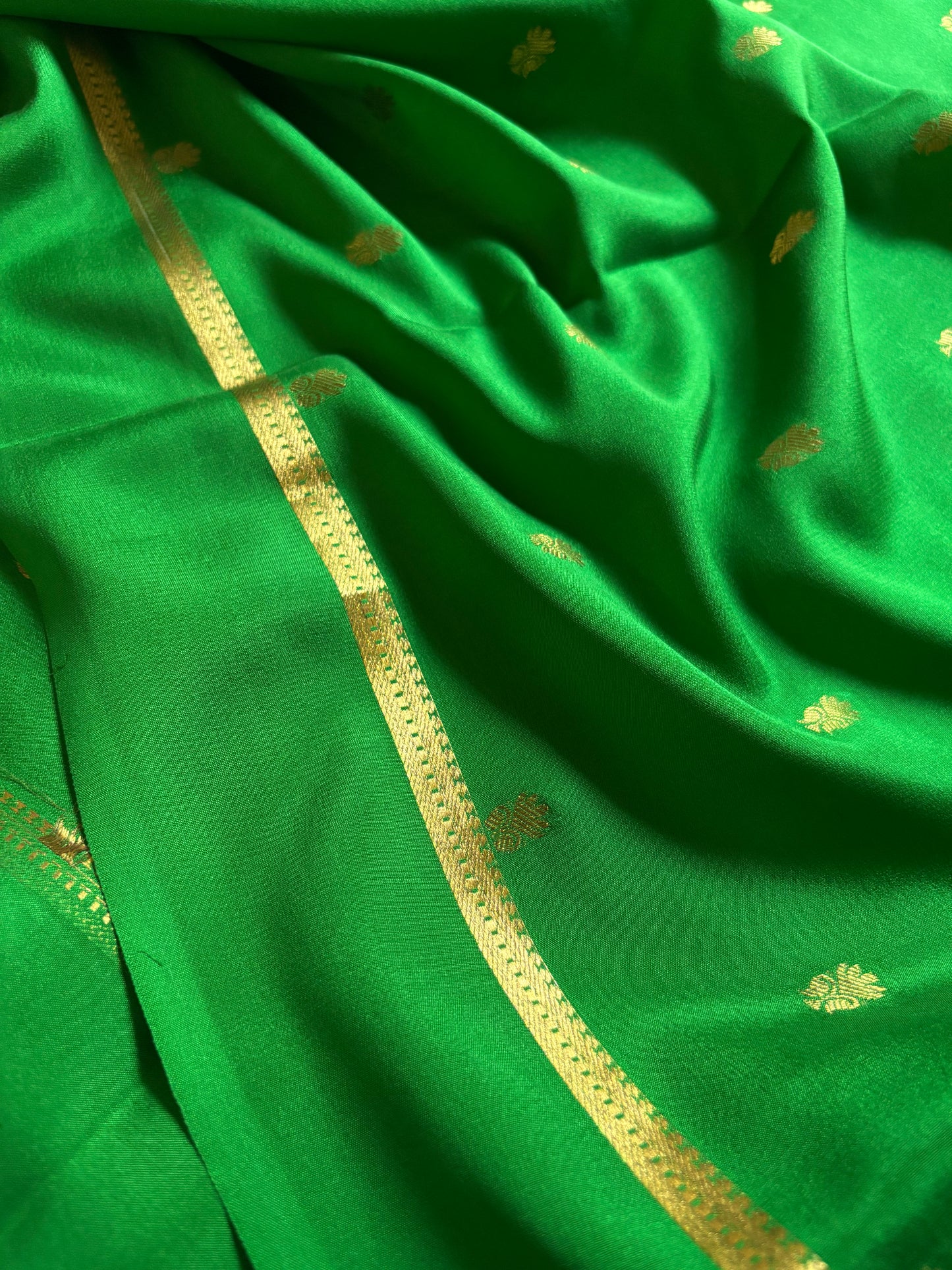 Sahana : Solid Leaf green