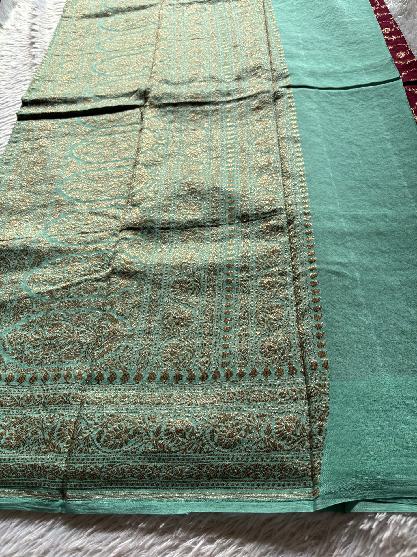 SCB06 (2D) : Maroon-mint green