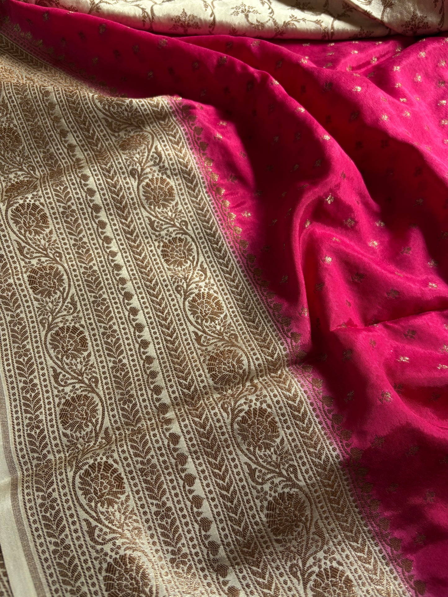SCB04 (2D) : Rani pink-off white