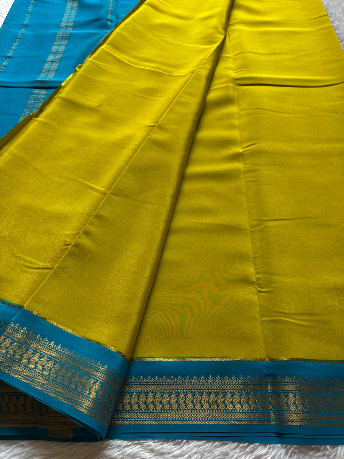 Mayuri (2D) : Olive-ananda blue