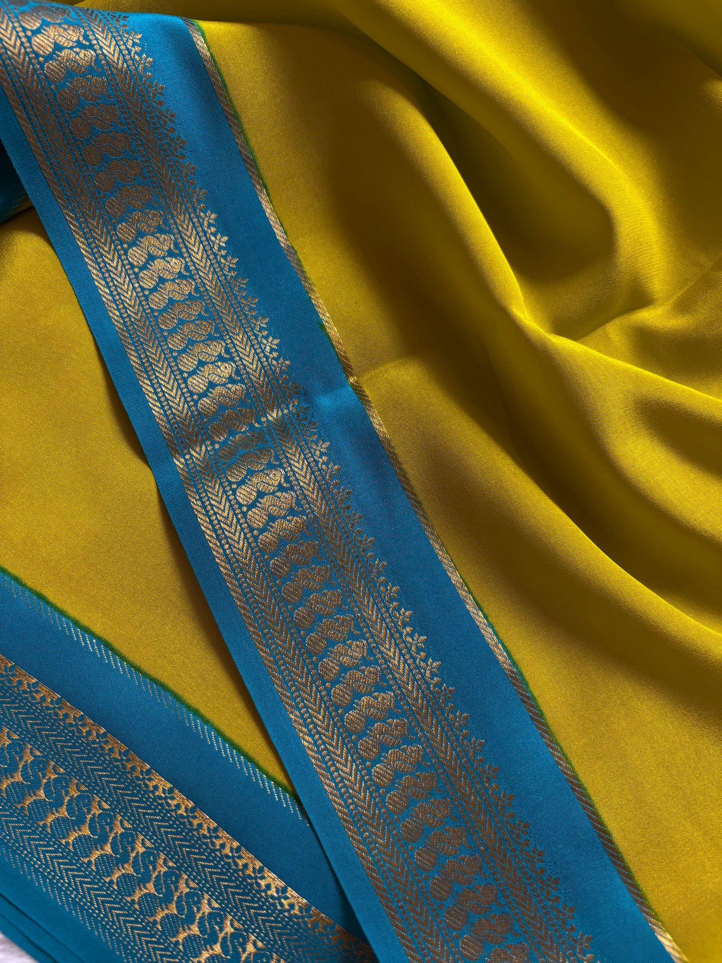 Mayuri (2D) : Olive-ananda blue