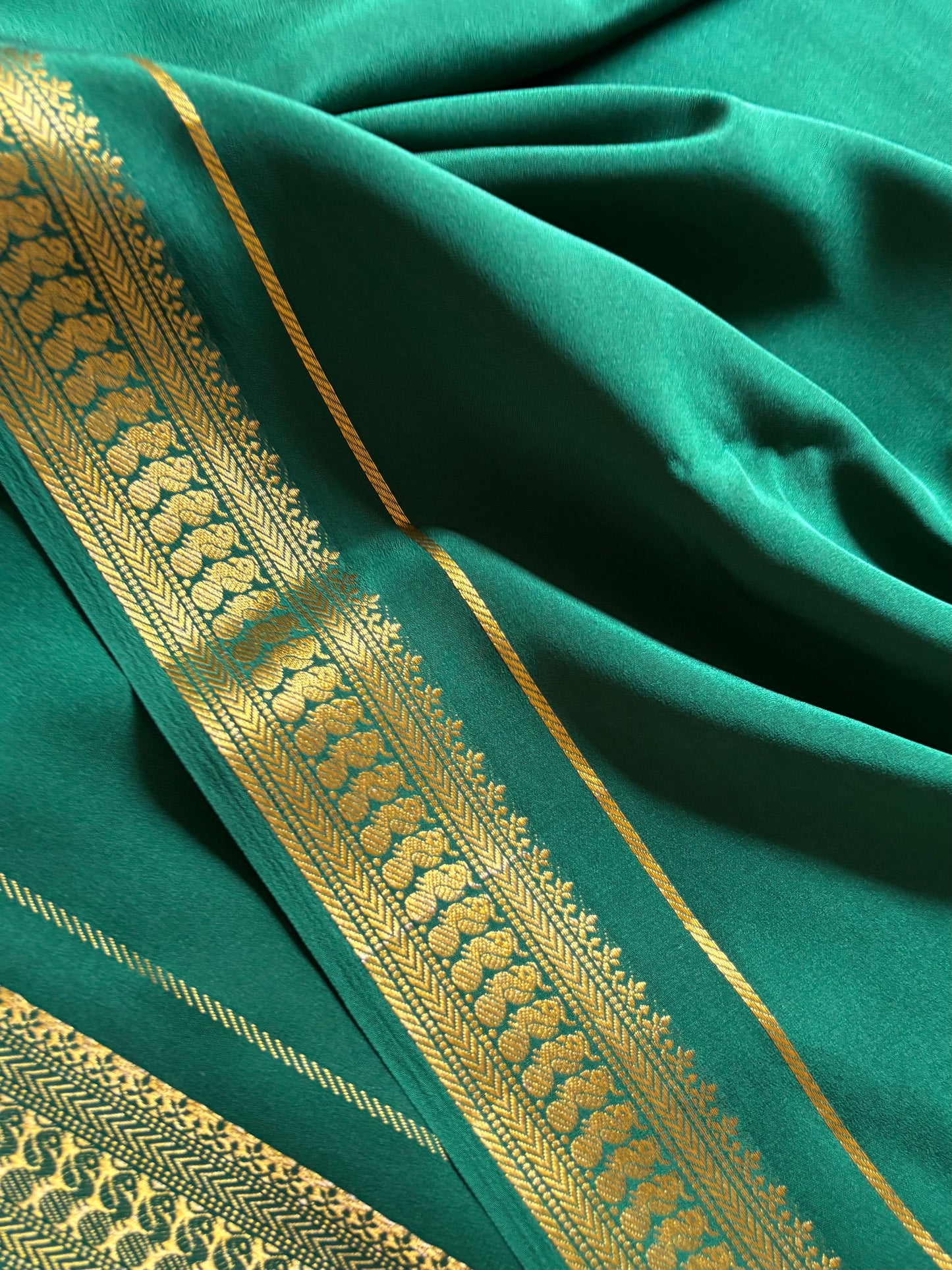 Mayuri : Solid Dark green