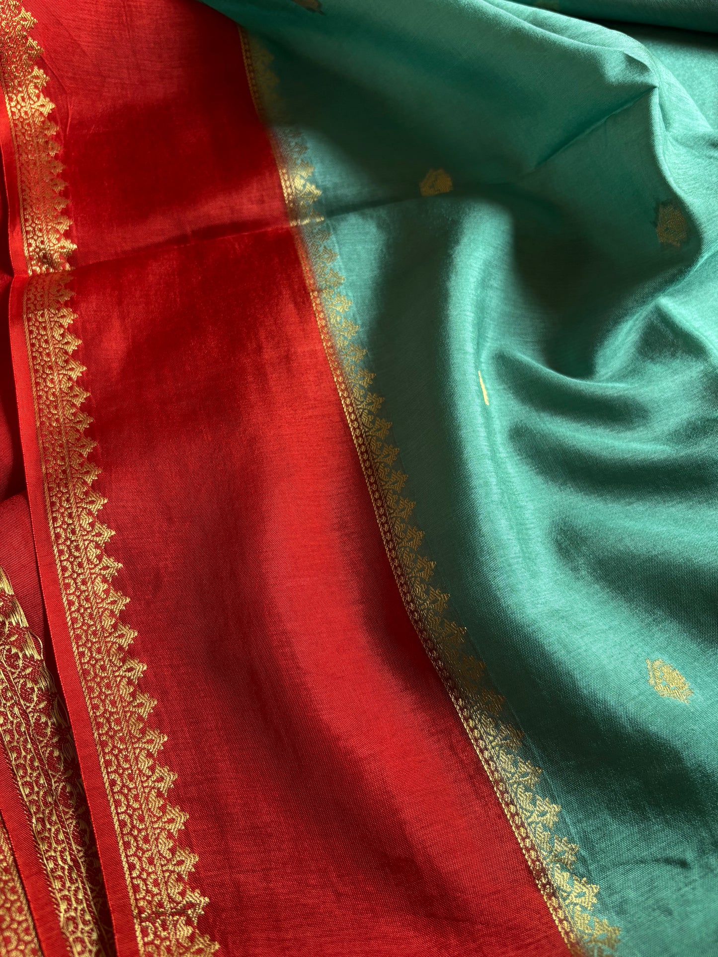 SS104 (2D) : Sea green-red