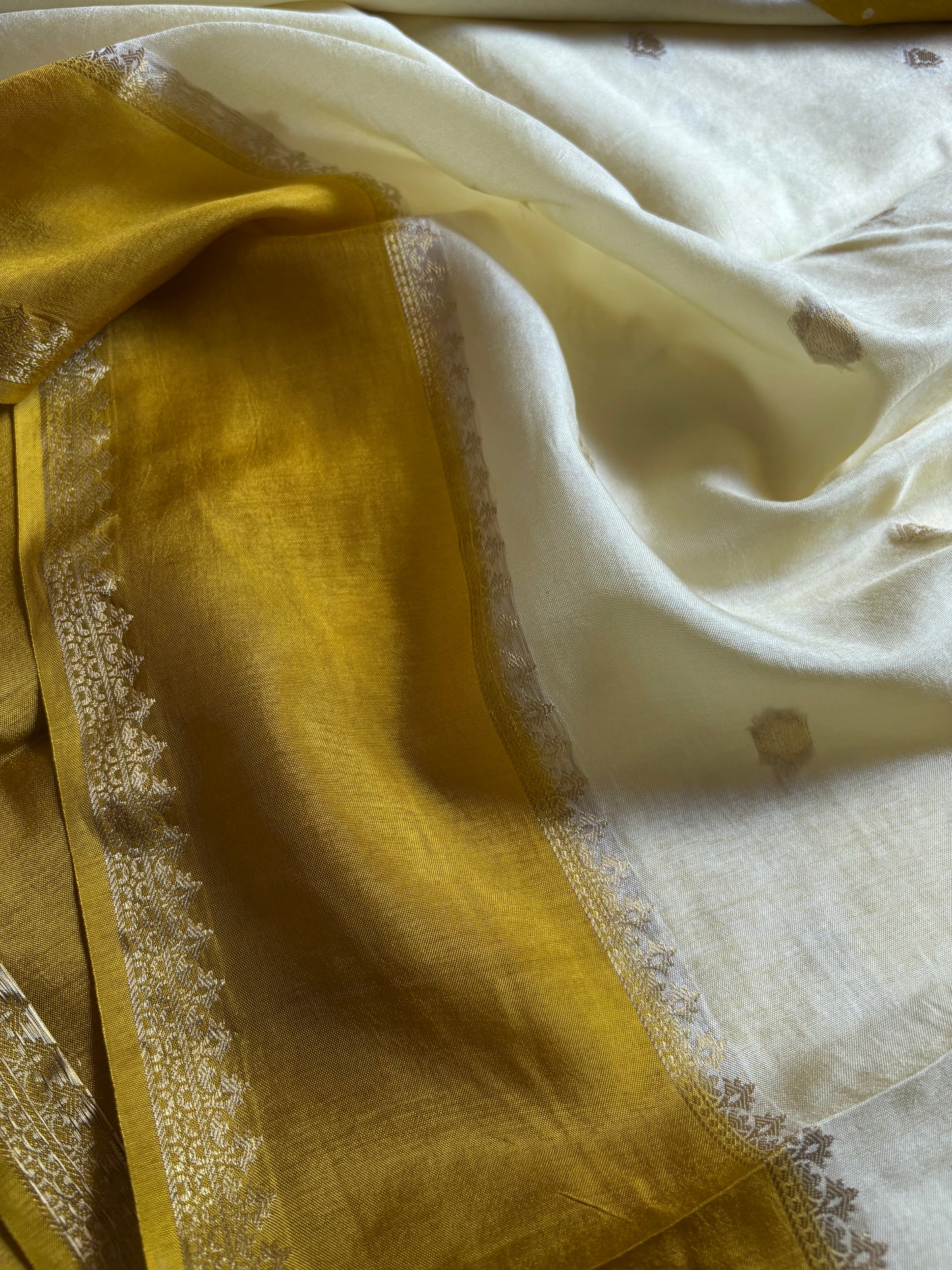 SS104 (2D) : Off white-mustard yellow