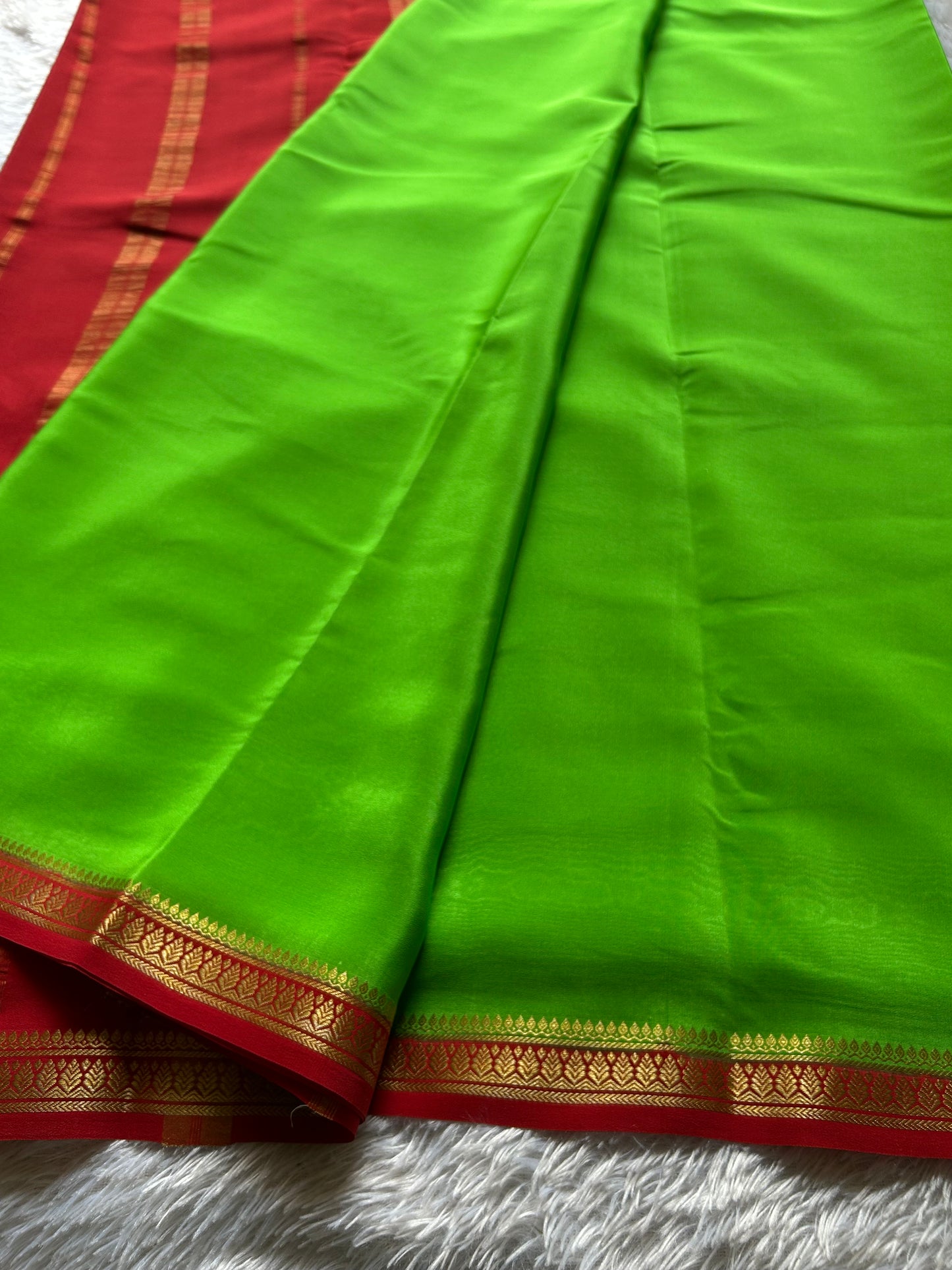 Jyothi (2D) : Parrot green-red