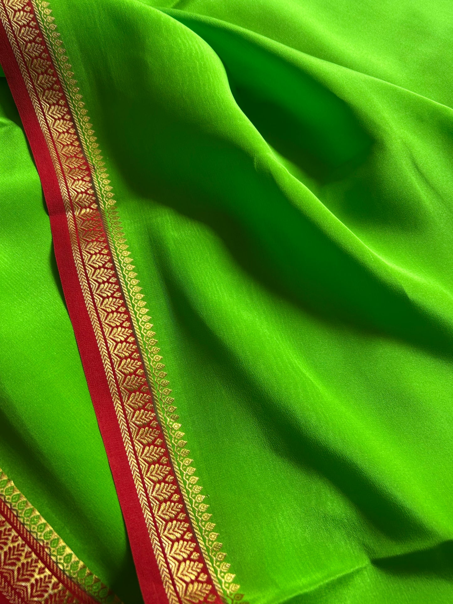 Jyothi (2D) : Parrot green-red