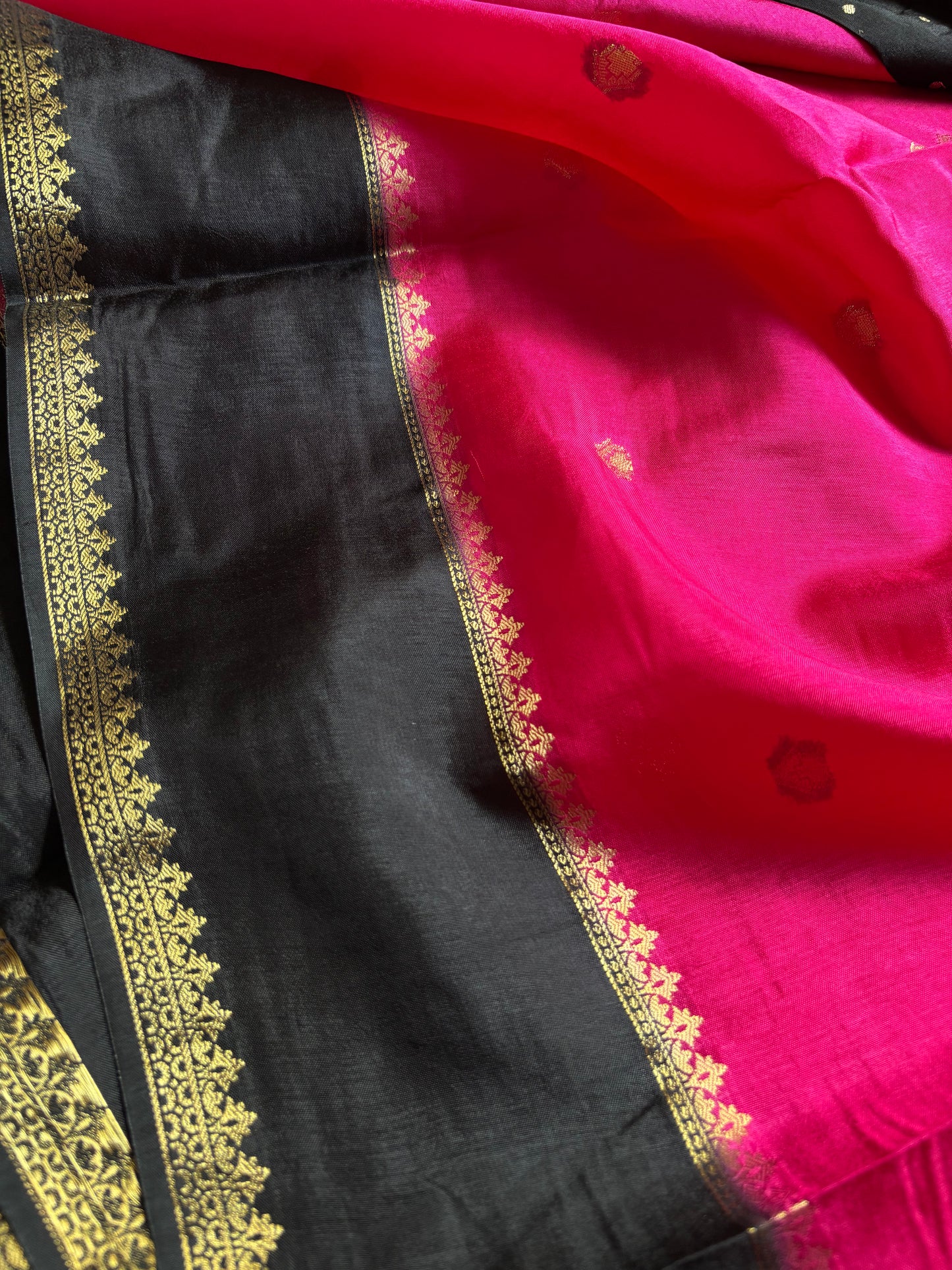 SS104 (2D) : Rani pink-black