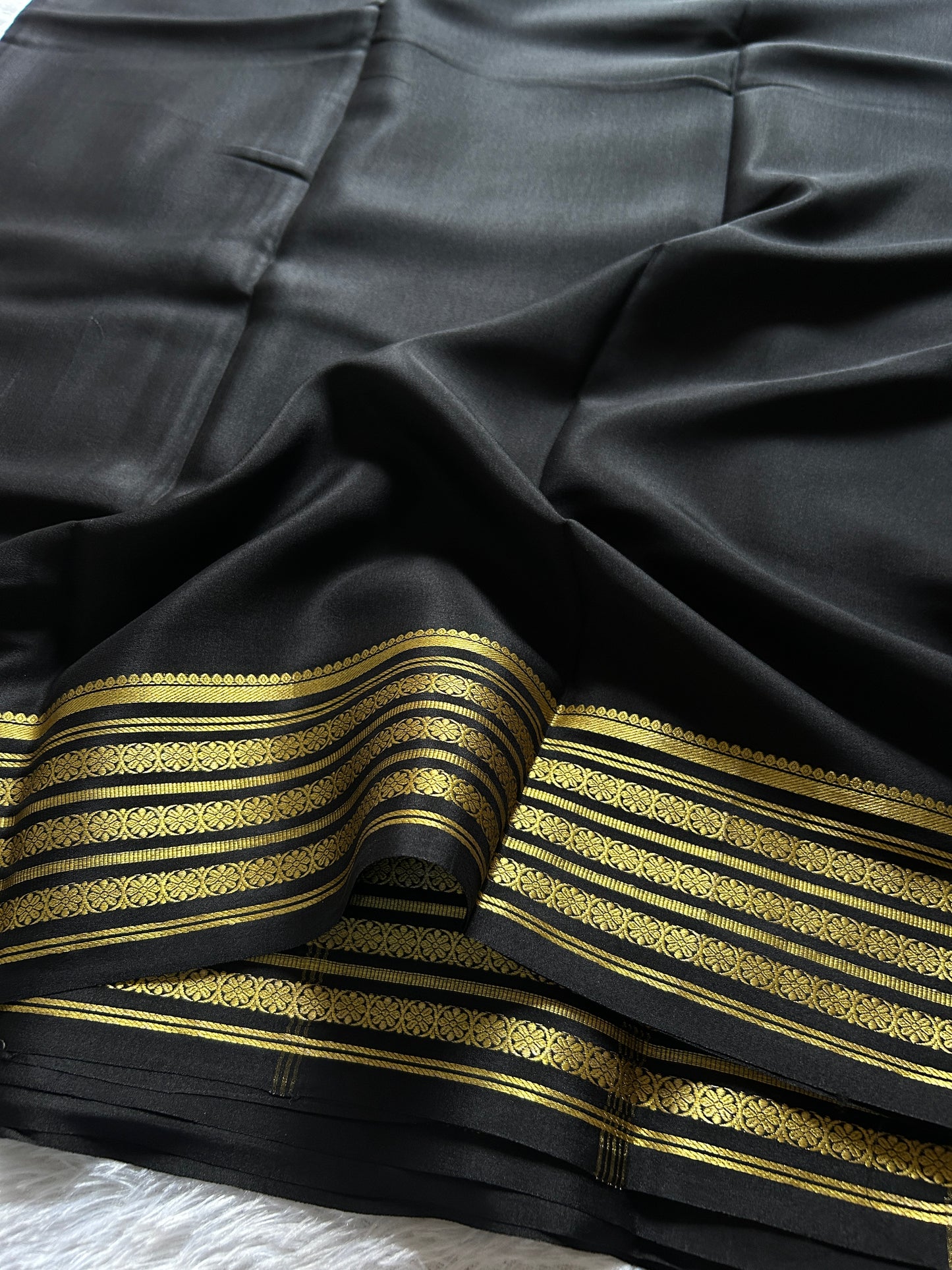 Pushpa : Solid black