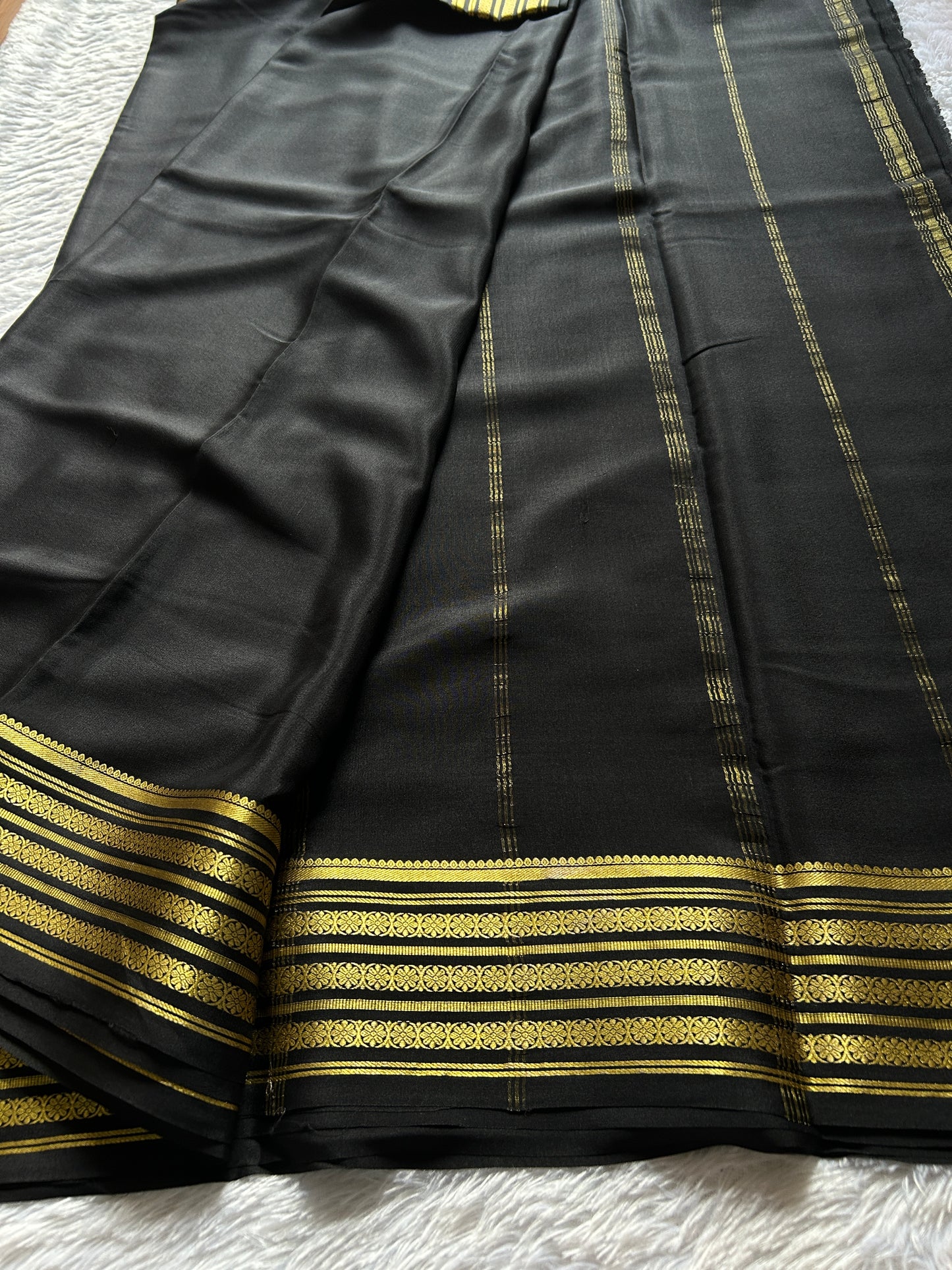 Pushpa : Solid black