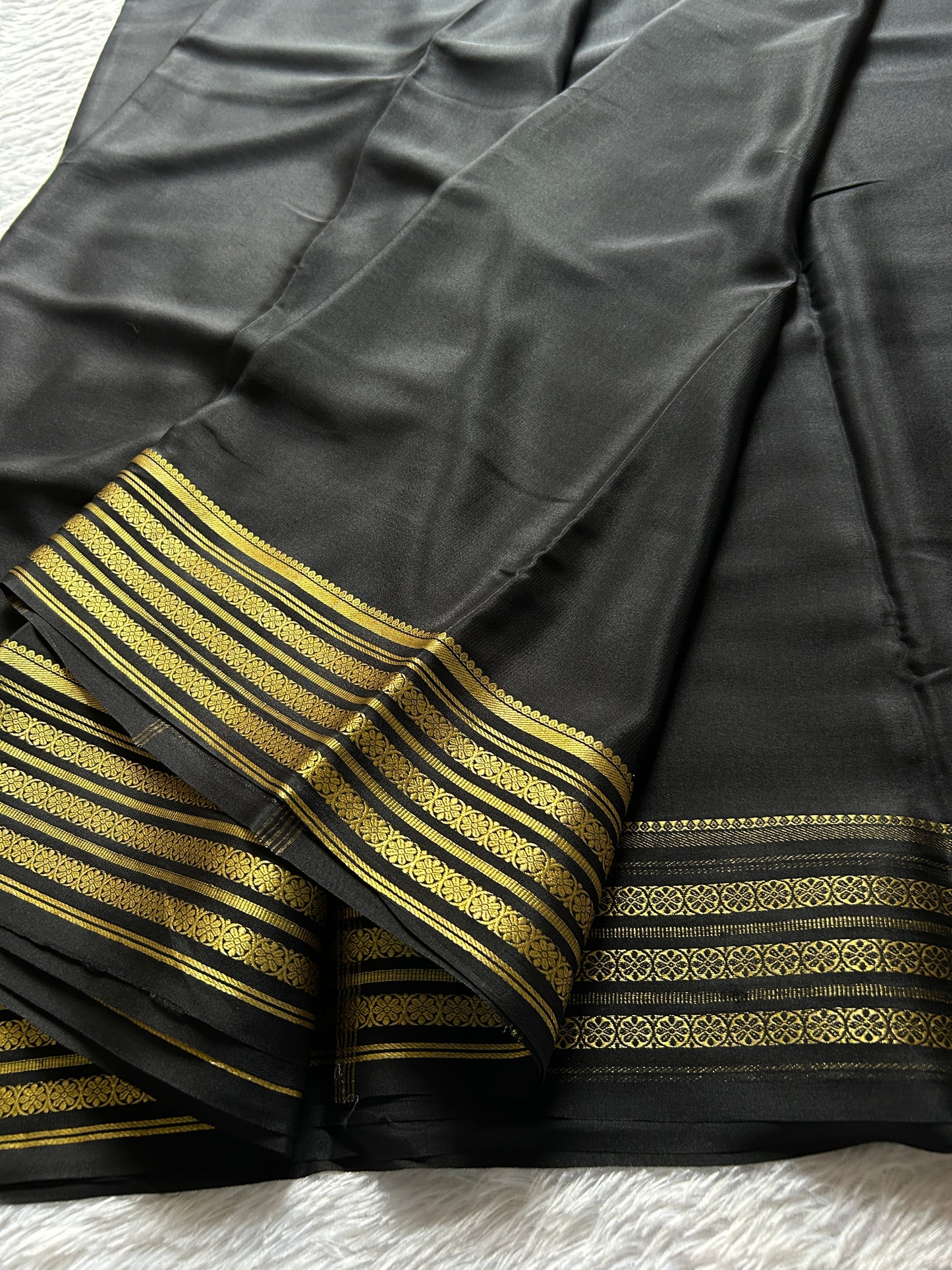 Pushpa : Solid black