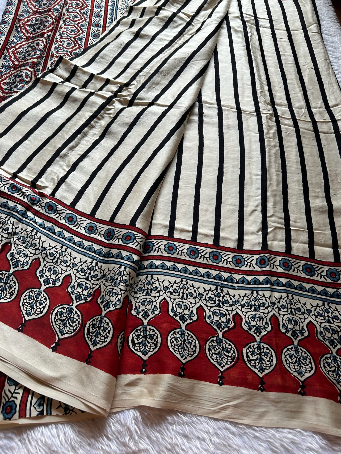 Soft Modal : Off white-maroon-blue