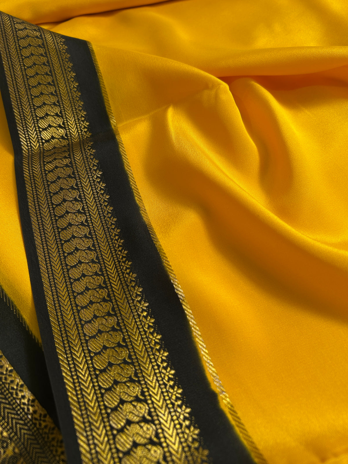 Mayuri (2D) : Mango yellow-black