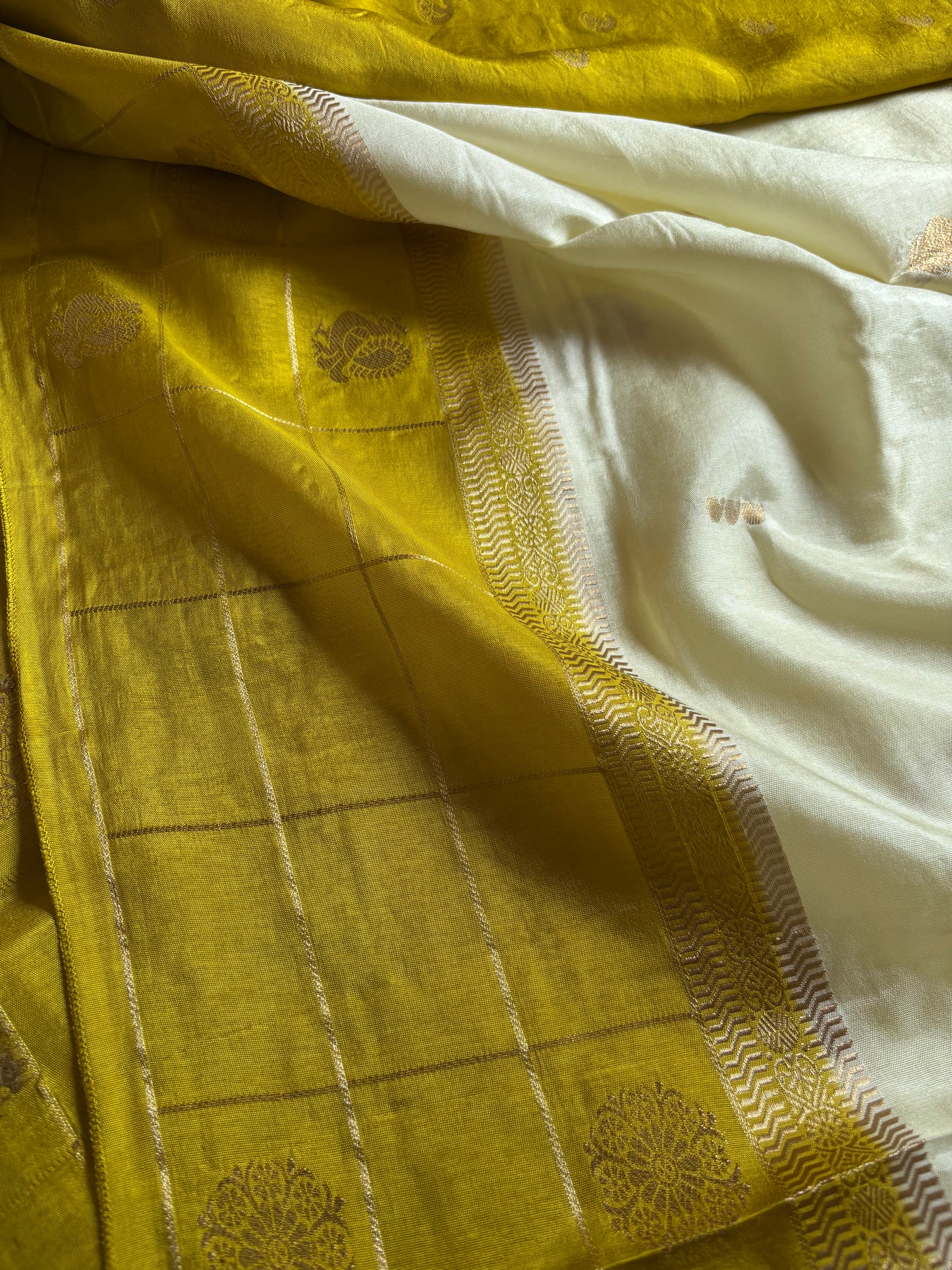 SS128 (2D) : Off white-olive yellow