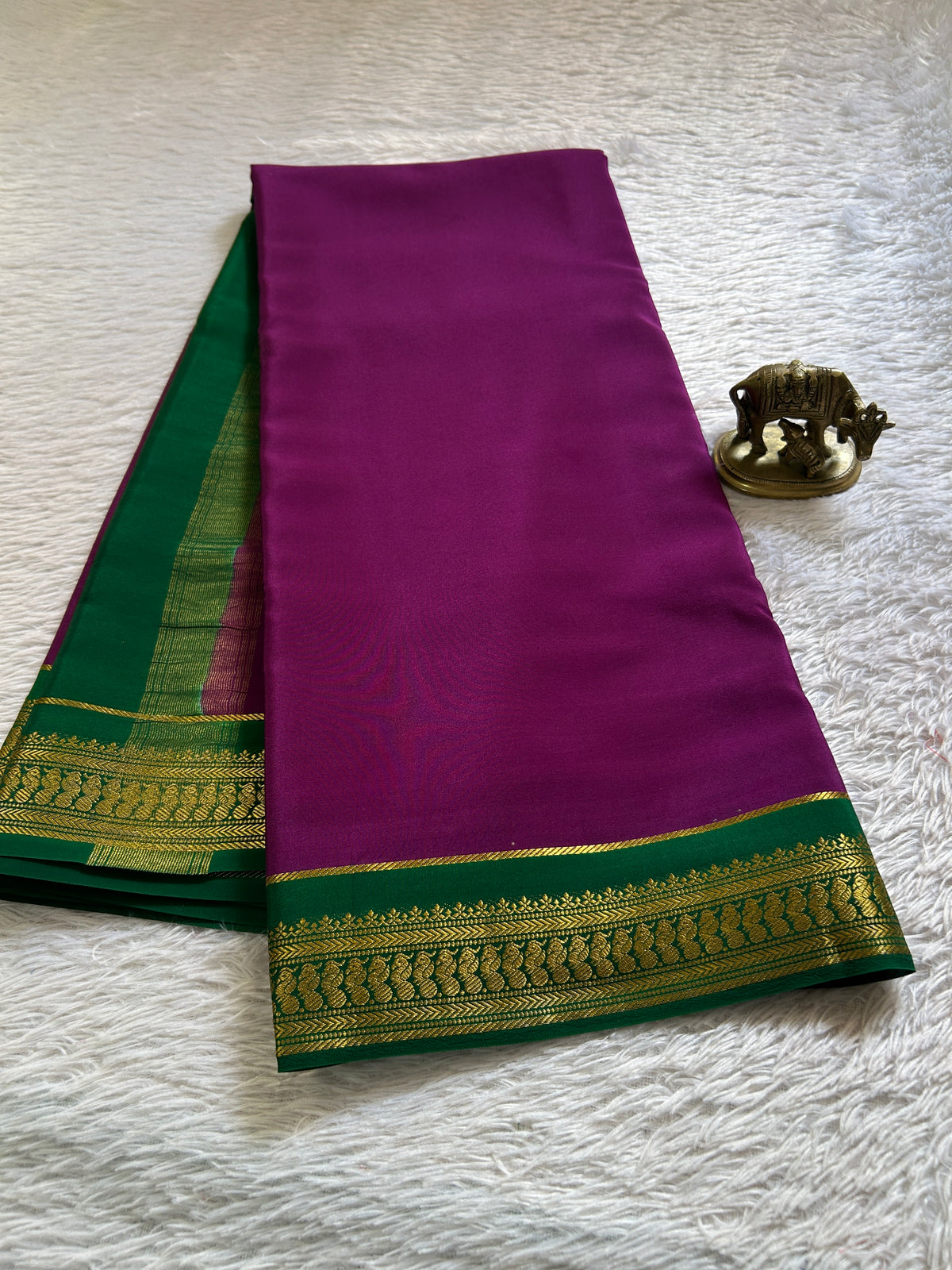 Mayuri (2D) : Deep magenta-bottle green