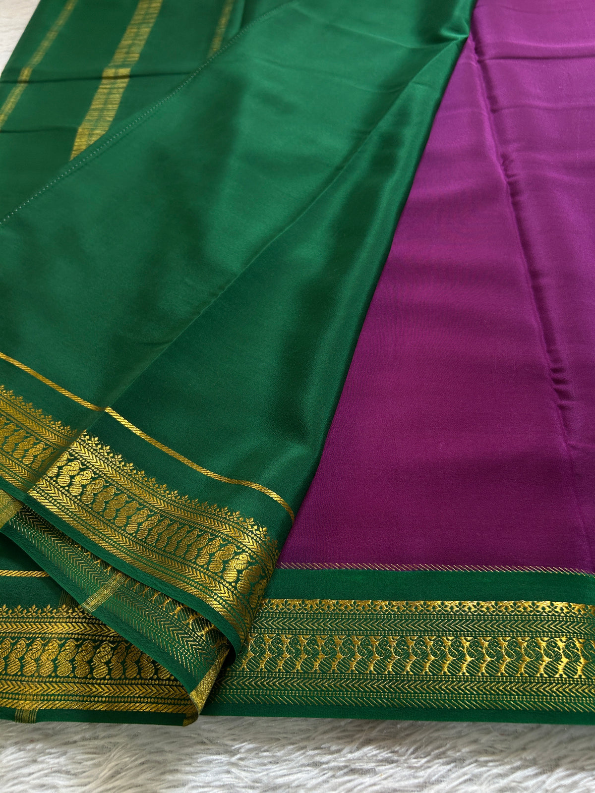 Mayuri (2D) : Deep magenta-bottle green