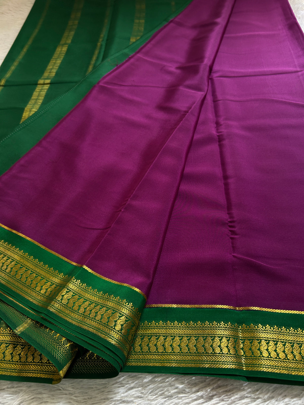 Mayuri (2D) : Deep magenta-bottle green