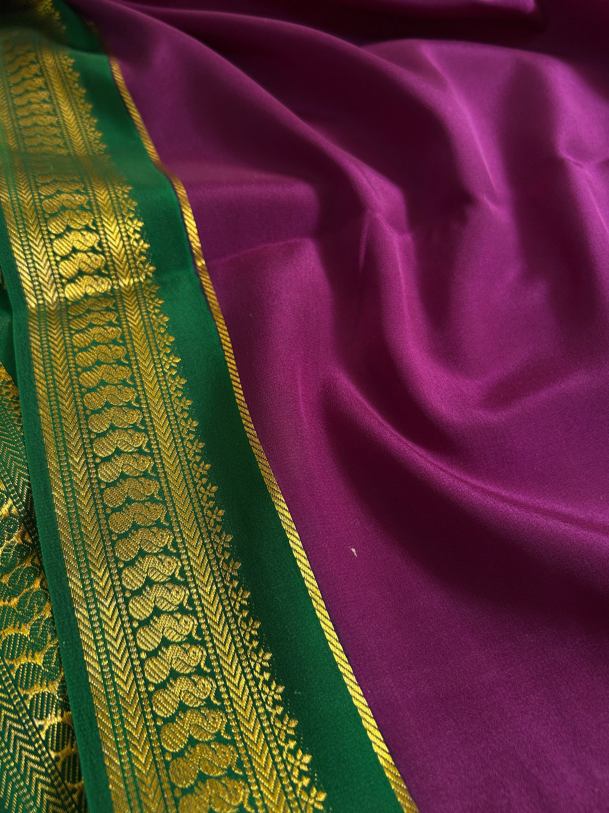 Mayuri (2D) : Deep magenta-bottle green