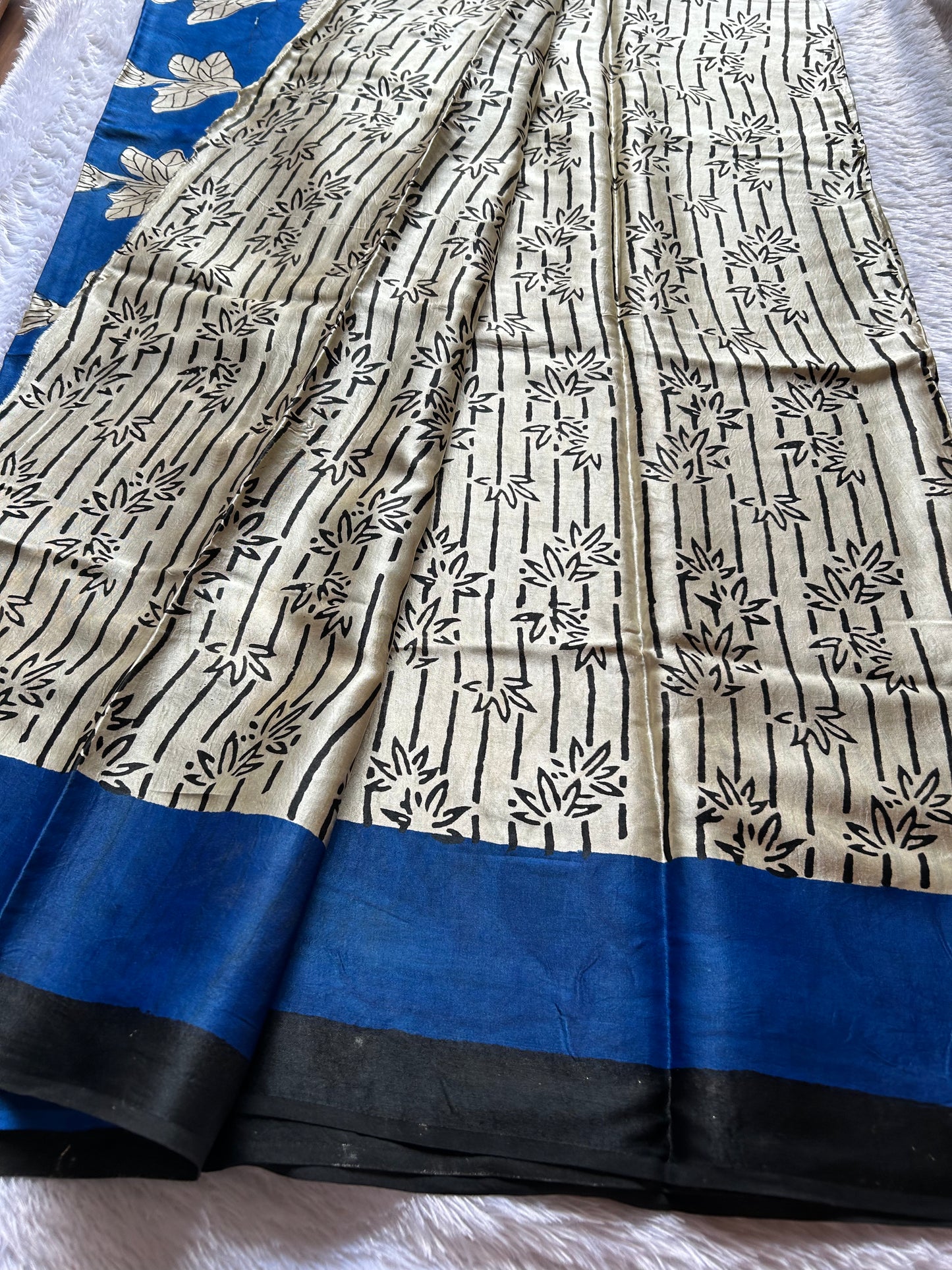 Soft Modal : Off white-dark blue-black