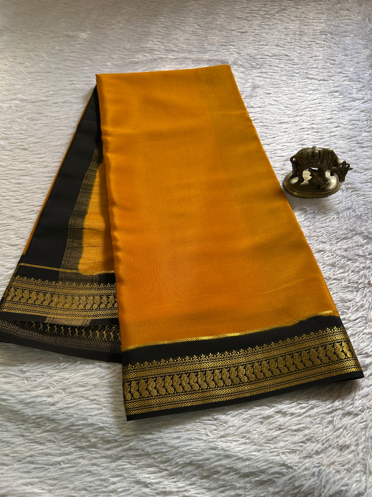 Mayuri (2D) : Golden yellow-black